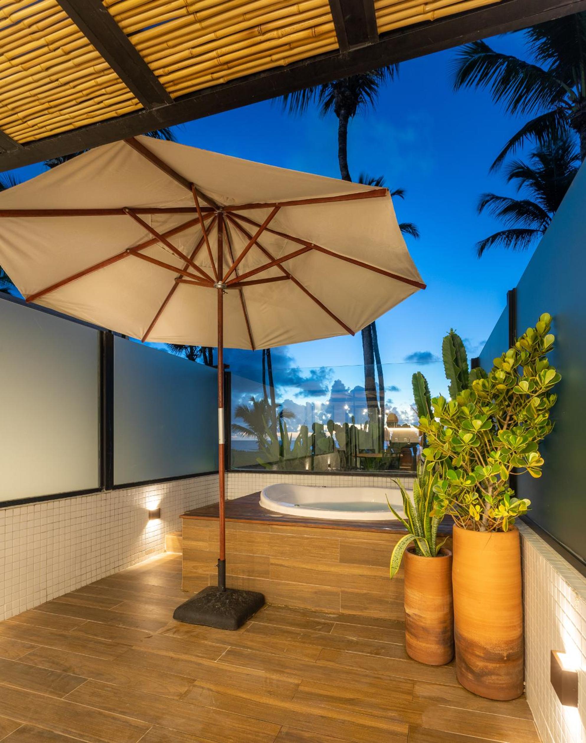 Loft com jacuzzi privativa frente mar do Bessa