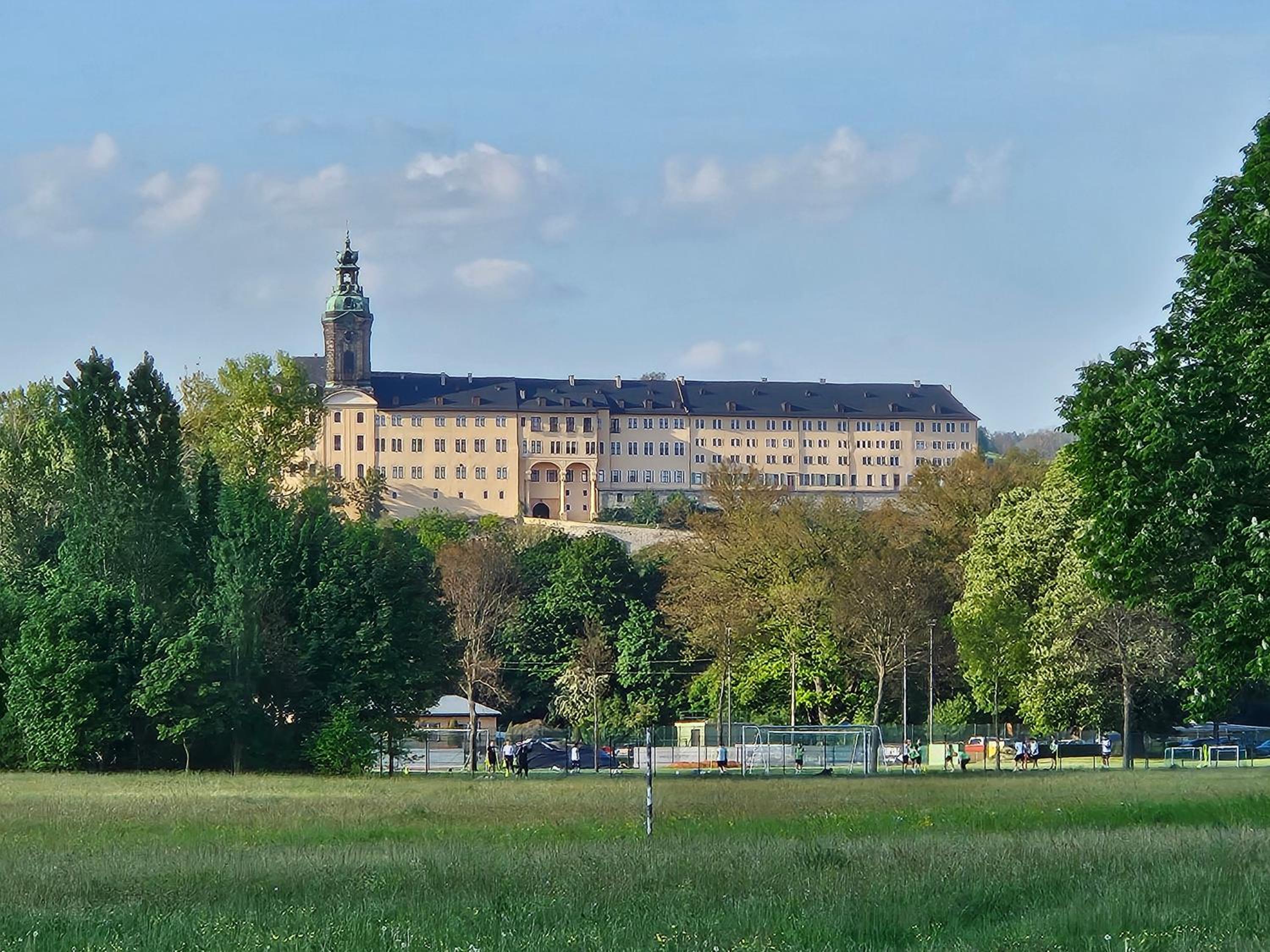 Apartments am Saalebogen mit Gartenterrasse, Grillkamin und freie Parkplätze