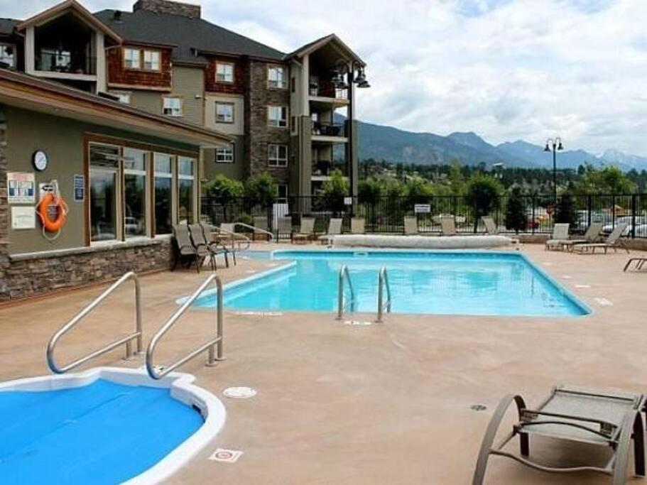 Contemporary, Cozy, Pool, Hot Tub, Lake Front