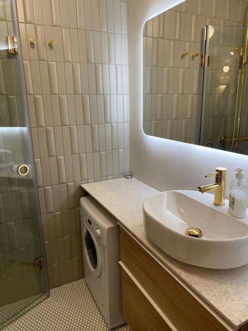 Unique 50s Style Suite, autohalli view 2