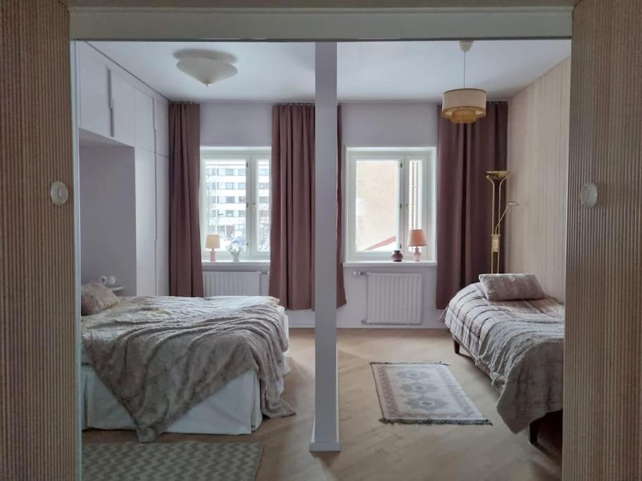Unique 50s Style Suite, autohalli view 3