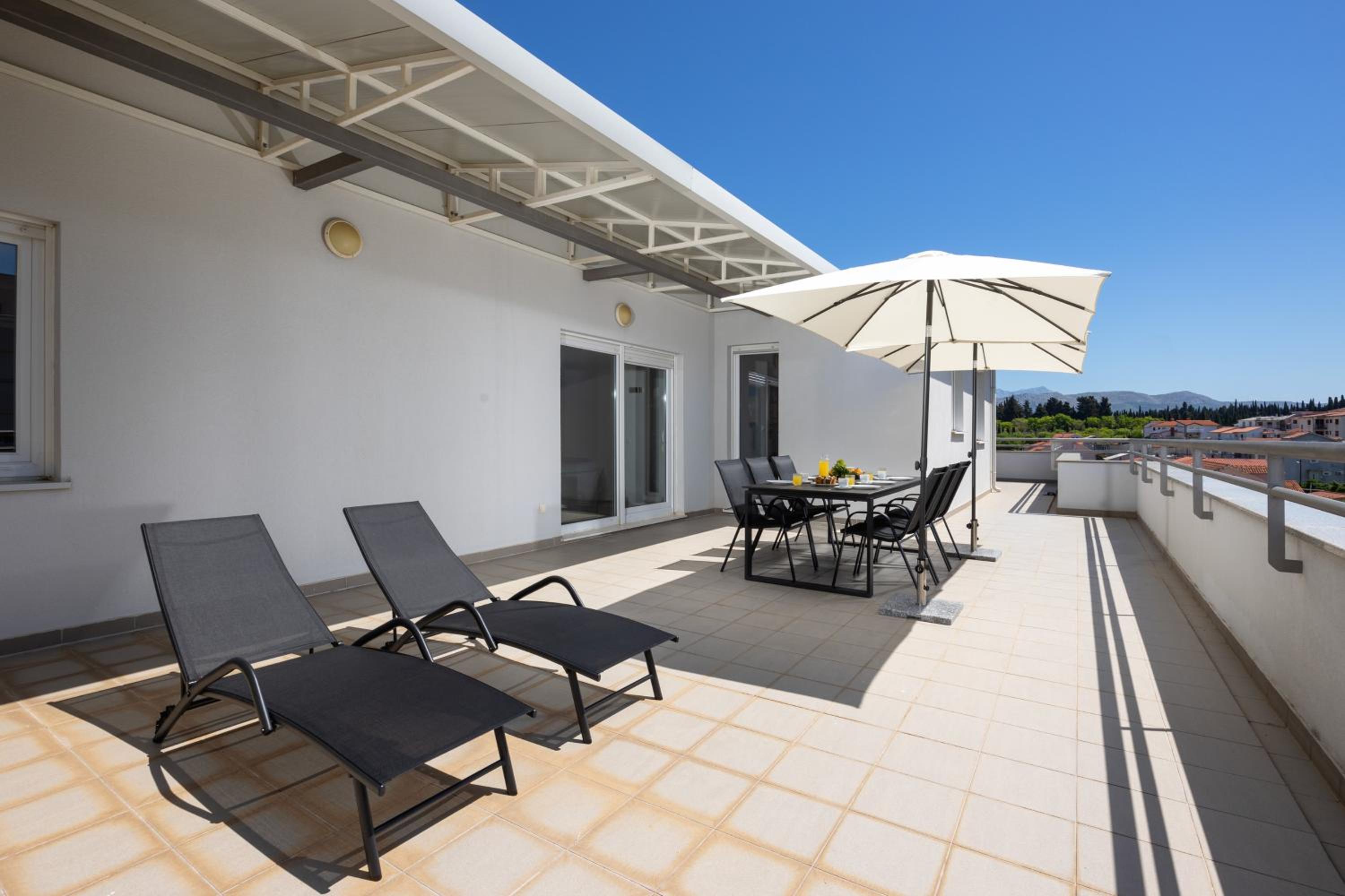 Rose Penthouse Apartment Split