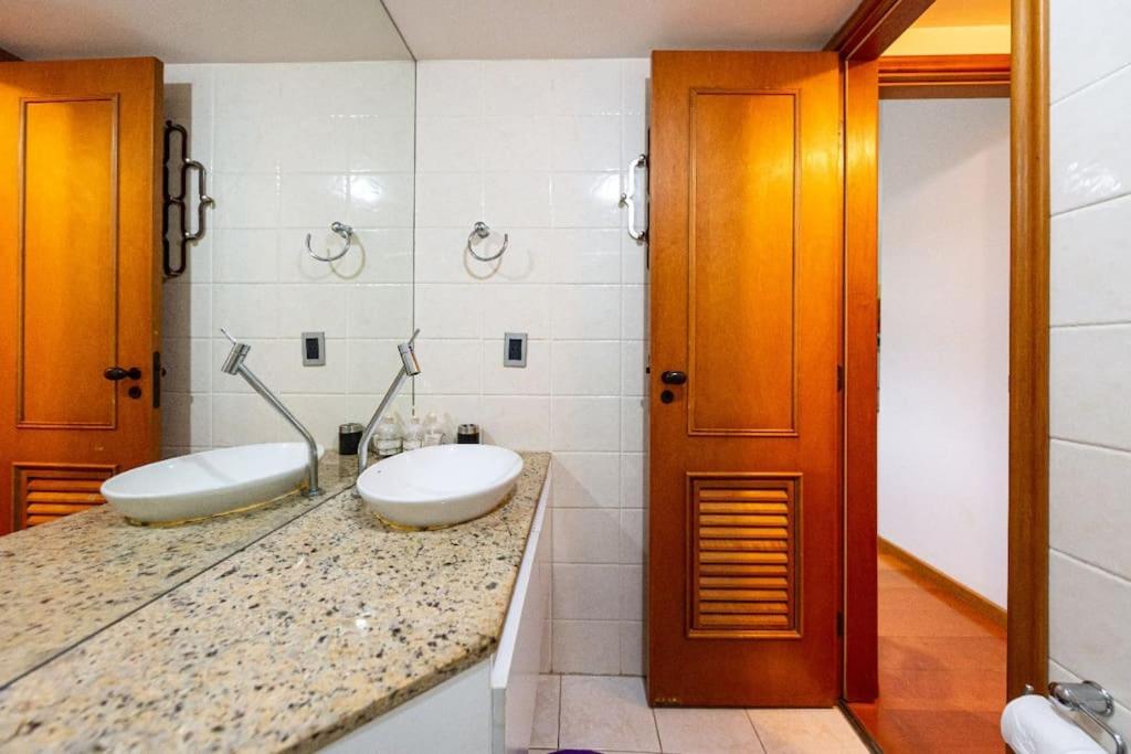 Elegant apt Ipanema by the Beach