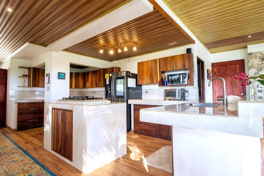 Ocean and Jungle views! AC, Wi-Fi, kitchen
