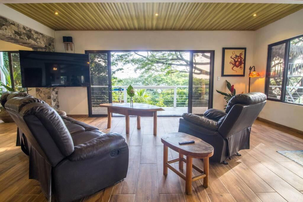 Ocean and Jungle views! AC, Wi-Fi, kitchen