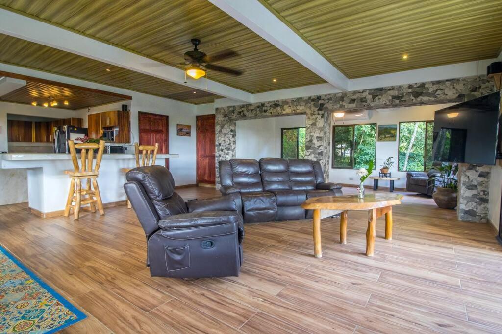 Ocean and Jungle views! AC, Wi-Fi, kitchen