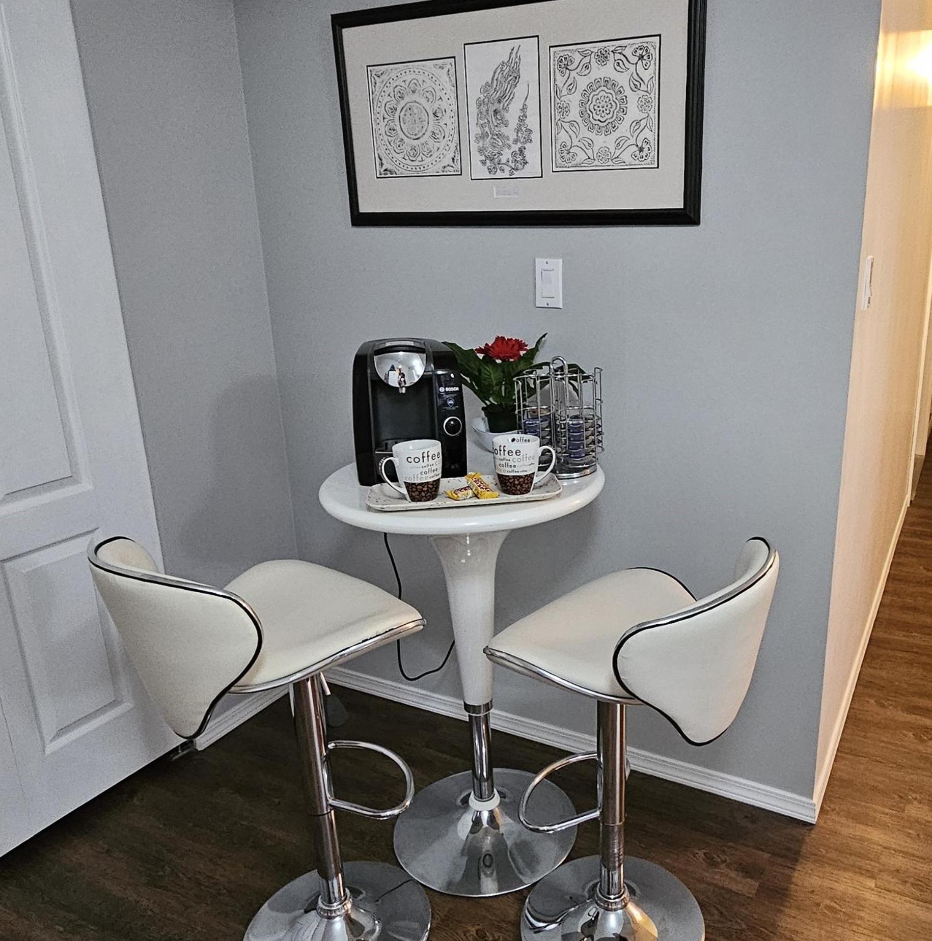 Comfy KING Bed, Large private Basement Suite, Smart TV in Penticton- city of PEACHES AND BEACHES