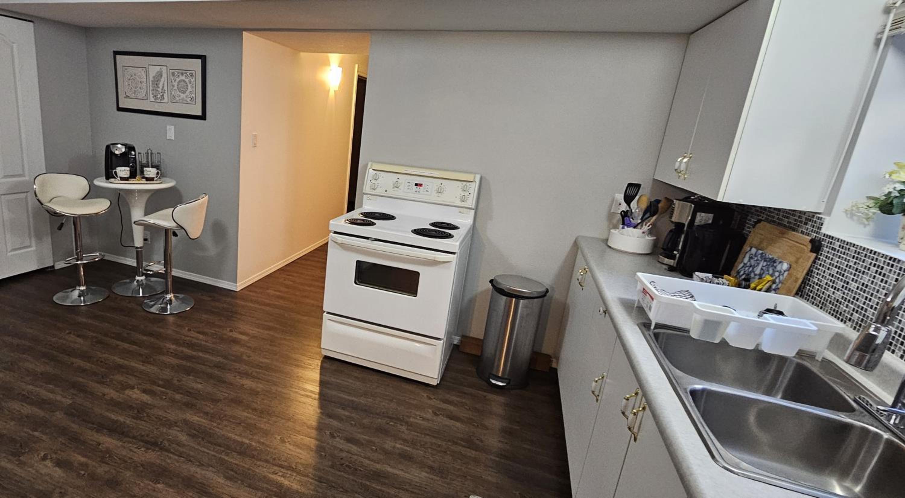 Comfy KING Bed, Large private Basement Suite, Smart TV in Penticton- city of PEACHES AND BEACHES