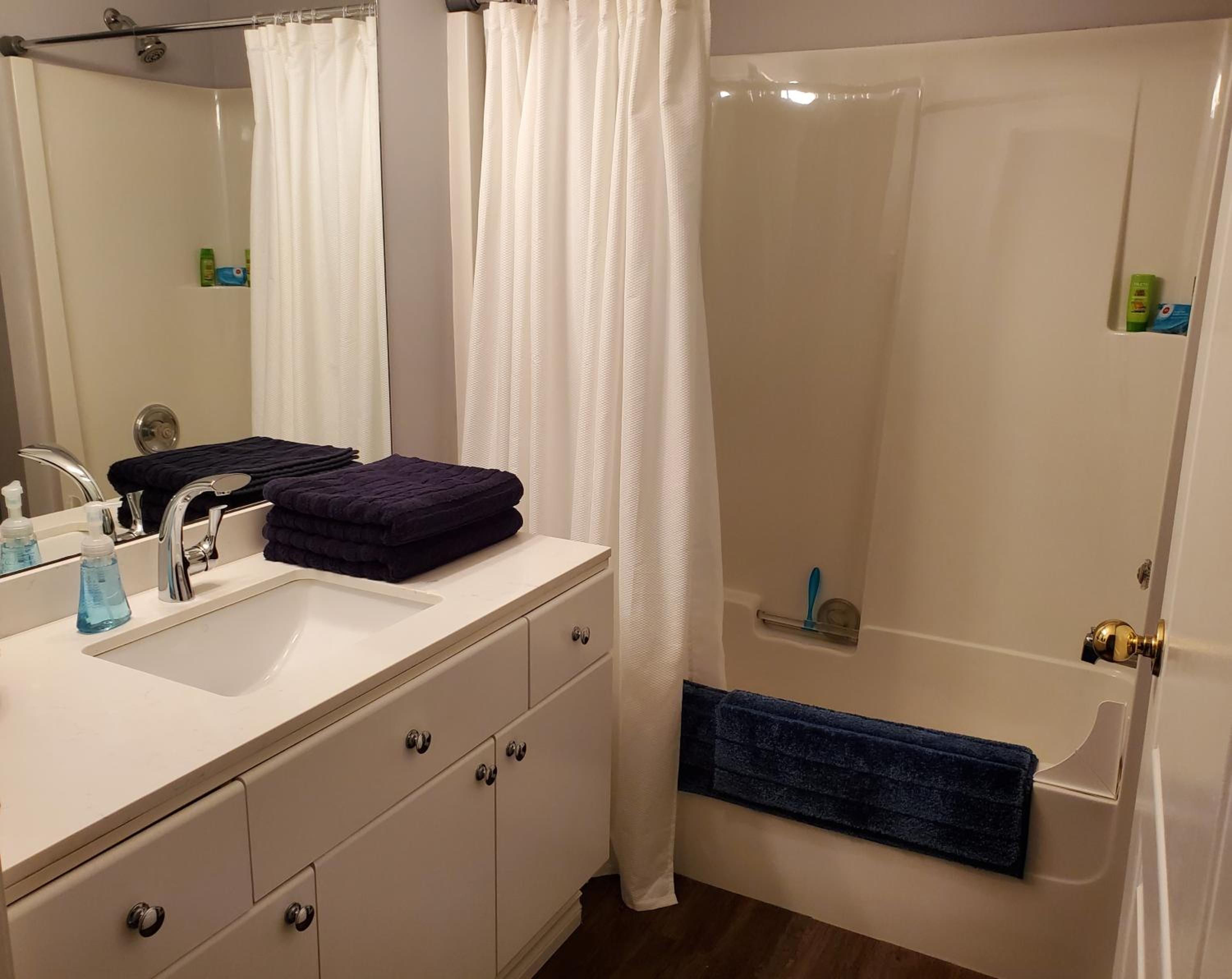 Comfy KING Bed, Large private Basement Suite, Smart TV in Penticton- city of PEACHES AND BEACHES