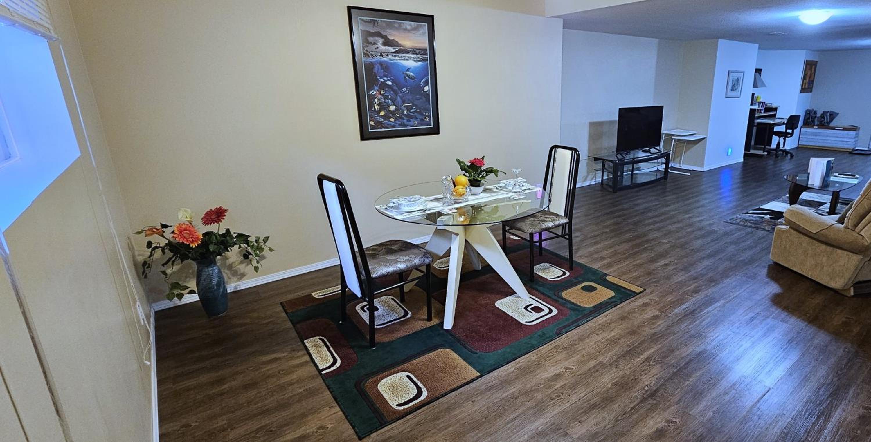 Comfy KING Bed, Large private Basement Suite, Smart TV in Penticton- city of PEACHES AND BEACHES