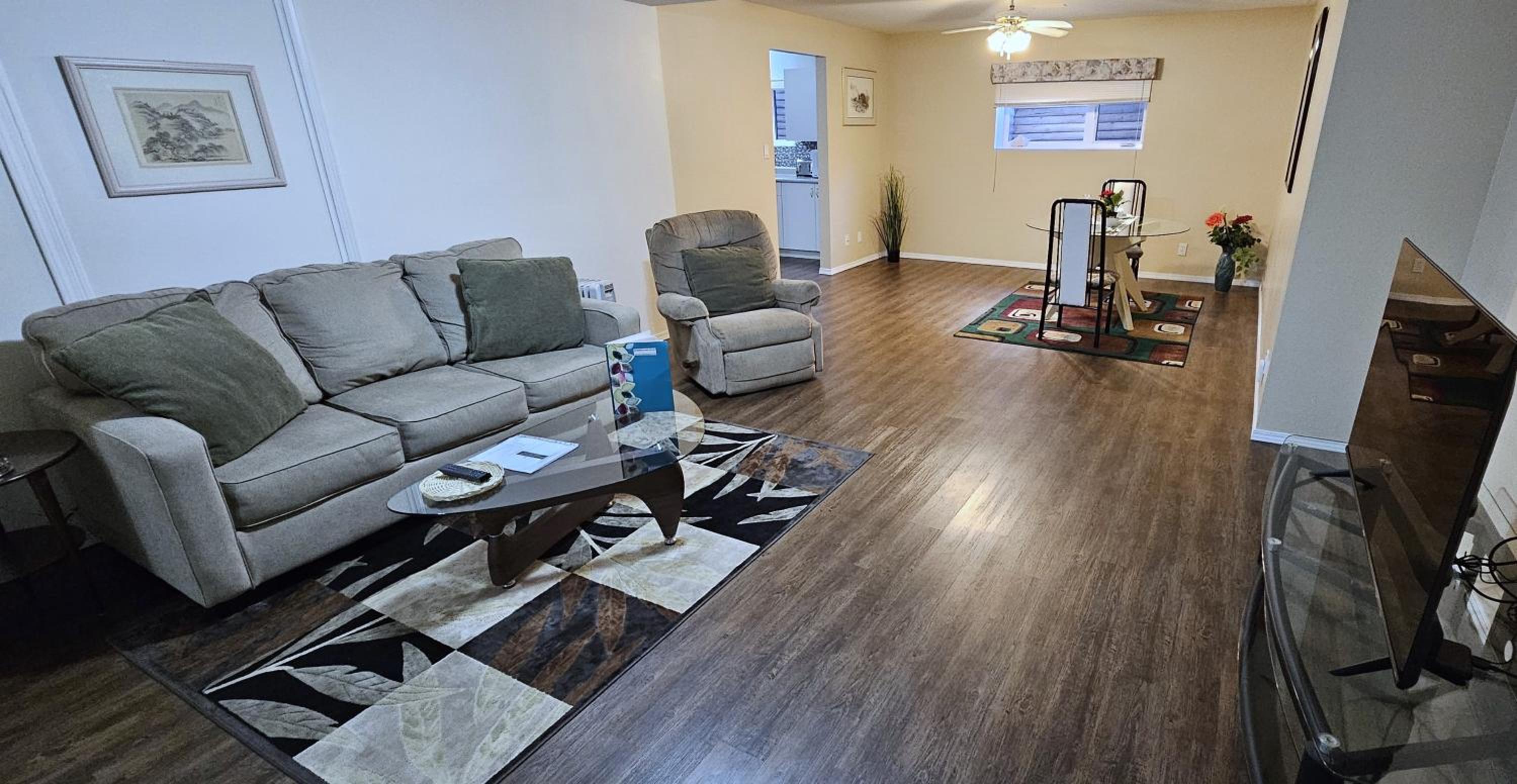 Comfy KING Bed, Large private Basement Suite, Smart TV in Penticton- city of PEACHES AND BEACHES