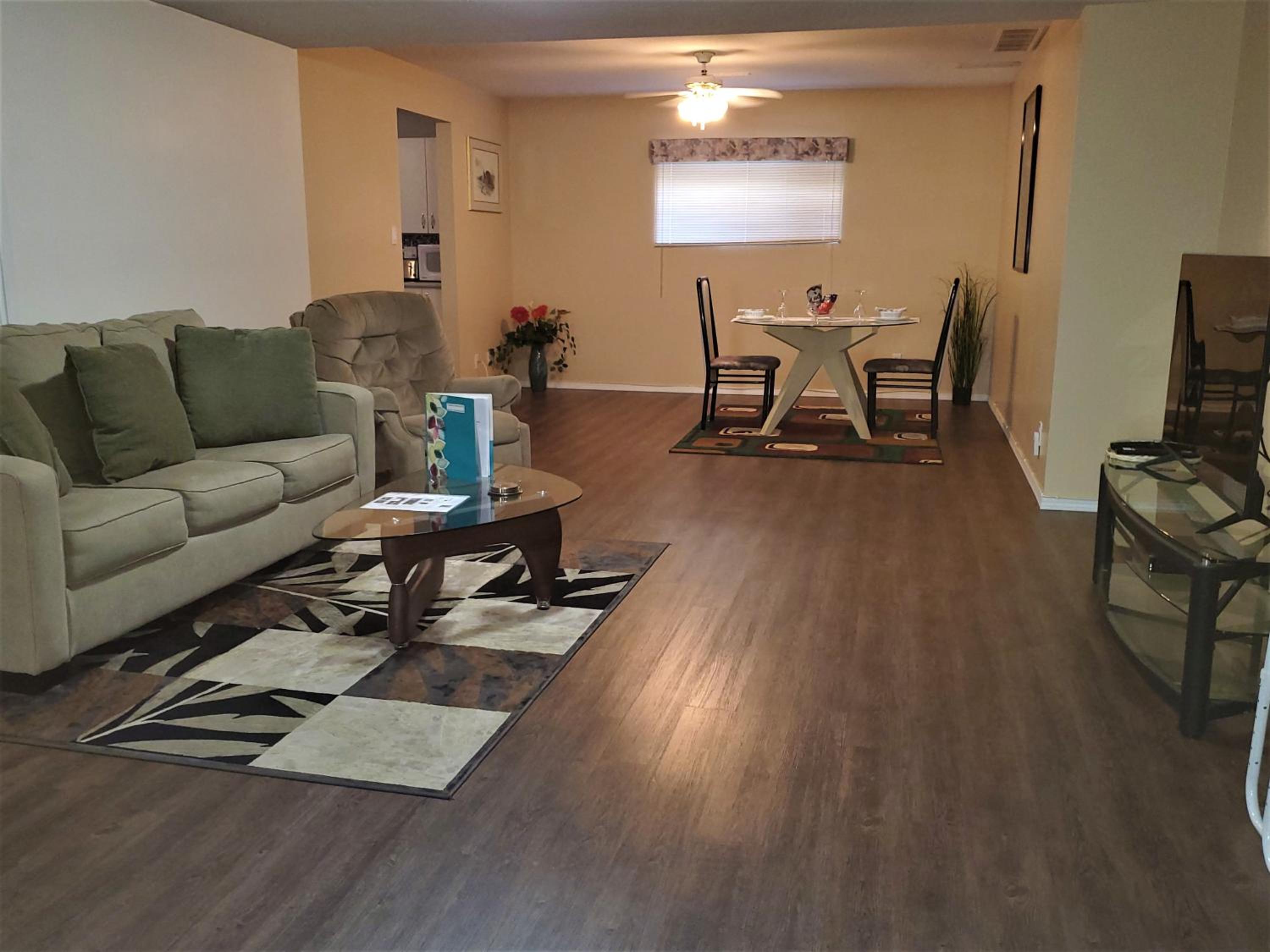 Comfy KING Bed, Large private Basement Suite, Smart TV in Penticton- city of PEACHES AND BEACHES
