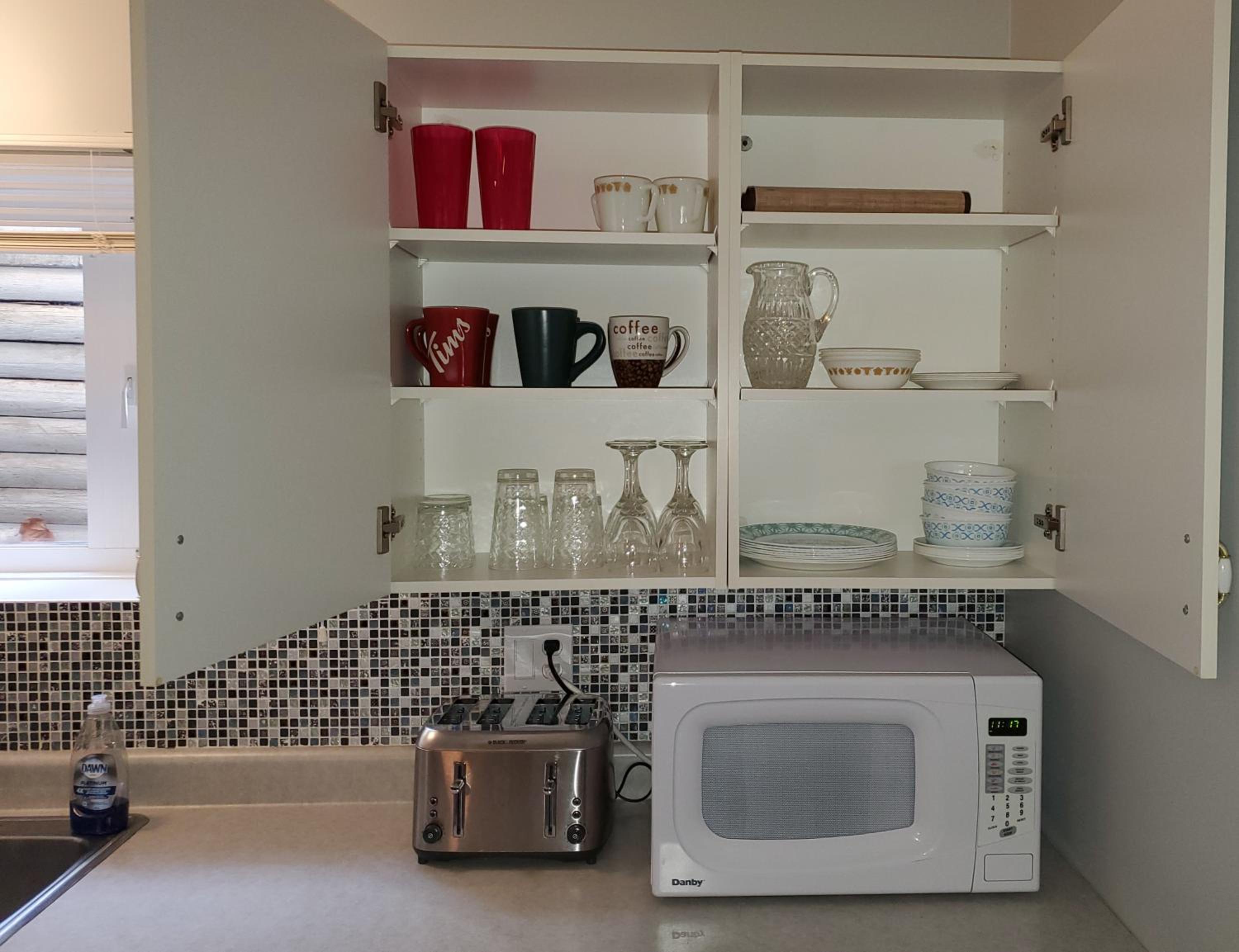 Comfy KING Bed, Large private Basement Suite, Smart TV in Penticton- city of PEACHES AND BEACHES