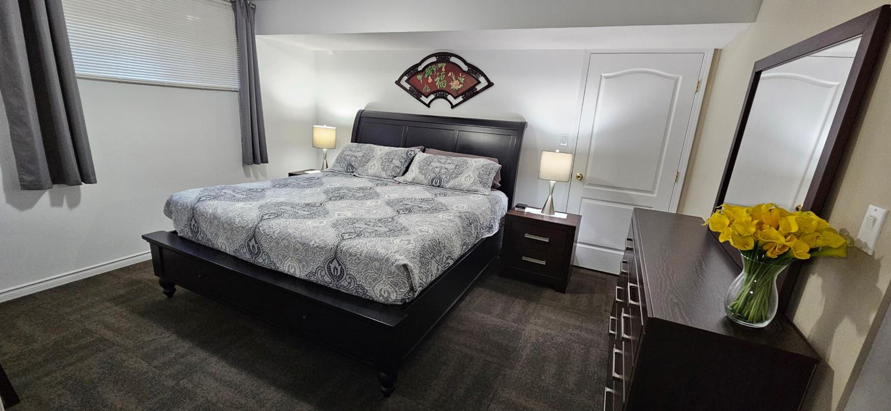 Comfy KING Bed, Large private Basement Suite, Smart TV in Penticton- city of PEACHES AND BEACHES
