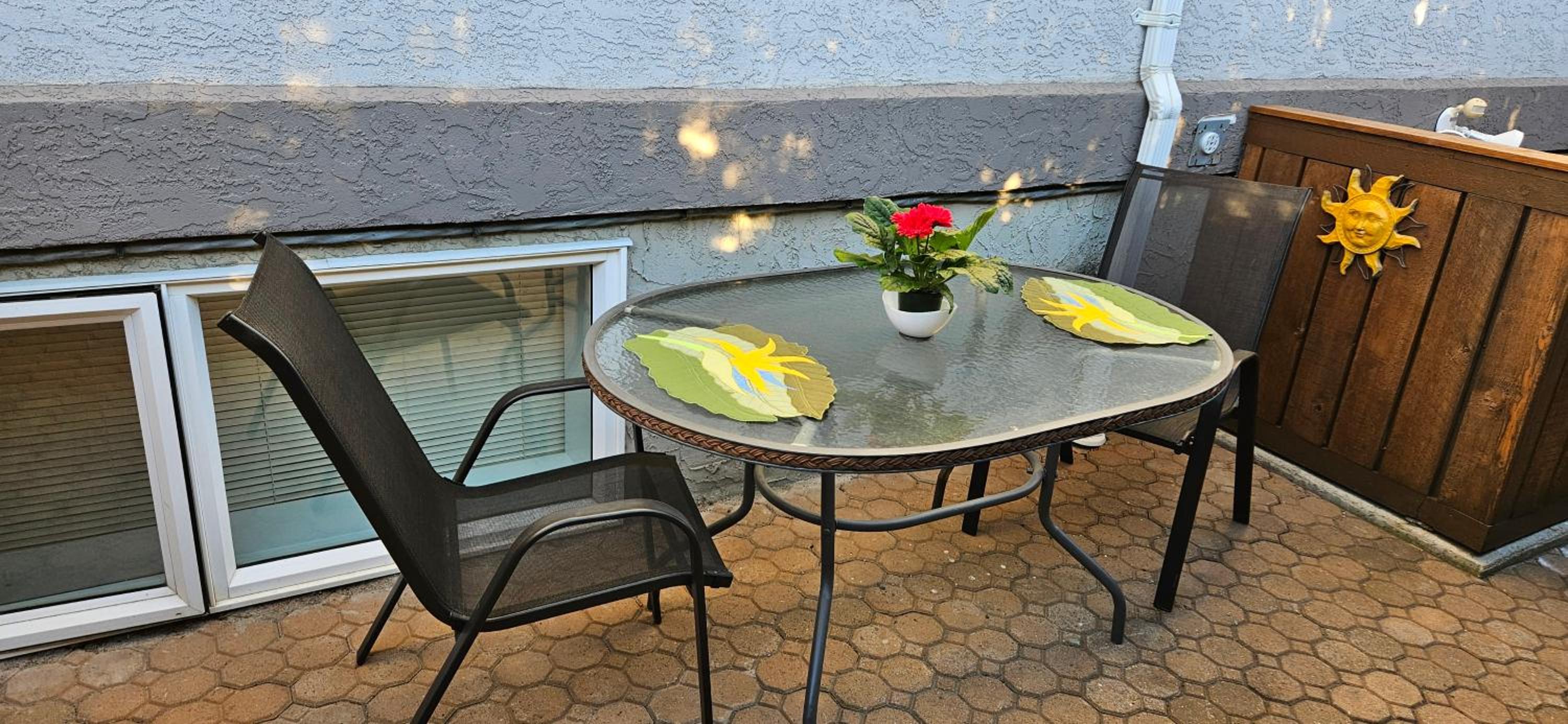 Comfy KING Bed, Large private Basement Suite, Smart TV in Penticton- city of PEACHES AND BEACHES