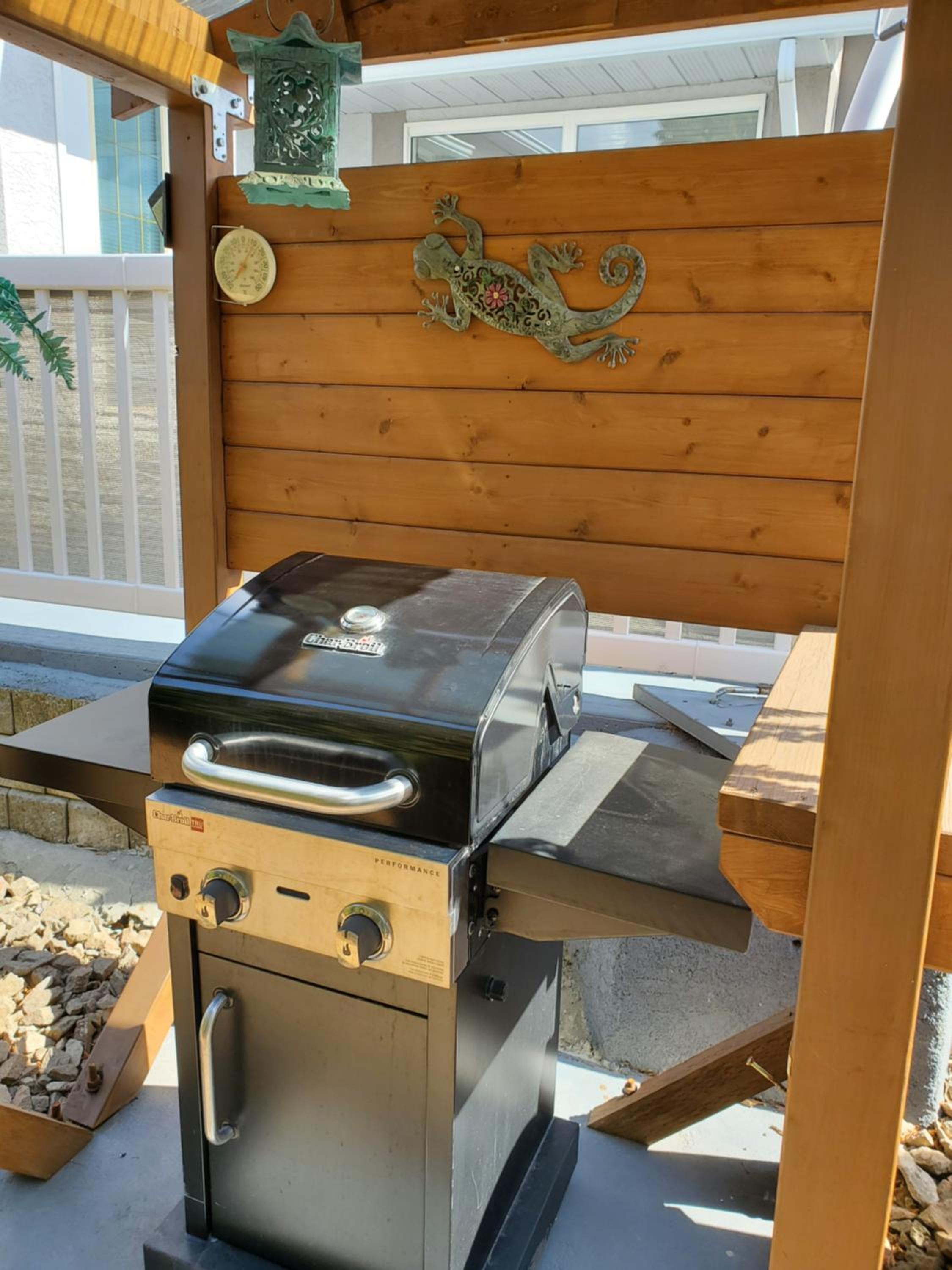 Comfy KING Bed, Large private Basement Suite, Smart TV in Penticton- city of PEACHES AND BEACHES