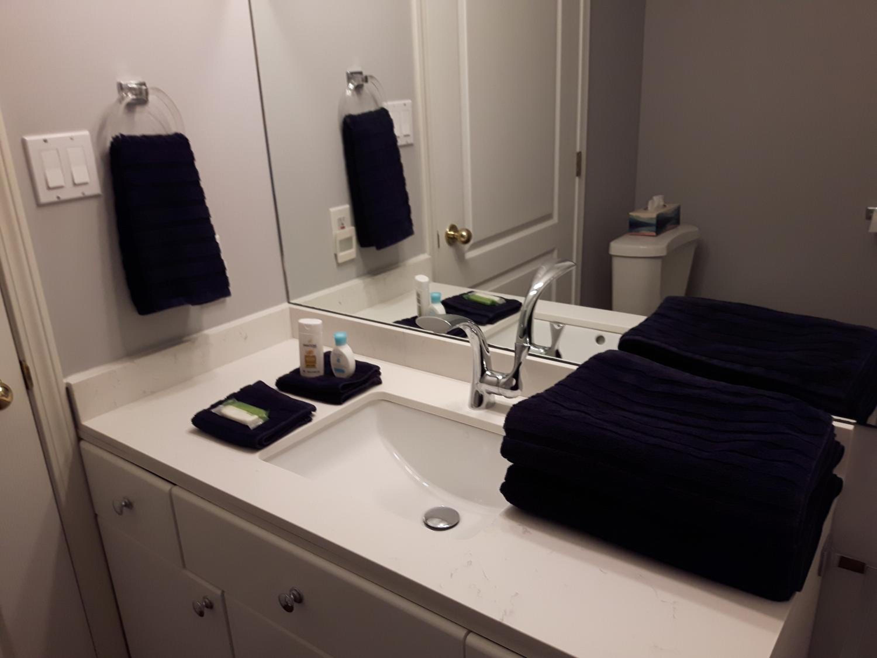 Comfy KING Bed, Large private Basement Suite, Smart TV in Penticton- city of PEACHES AND BEACHES