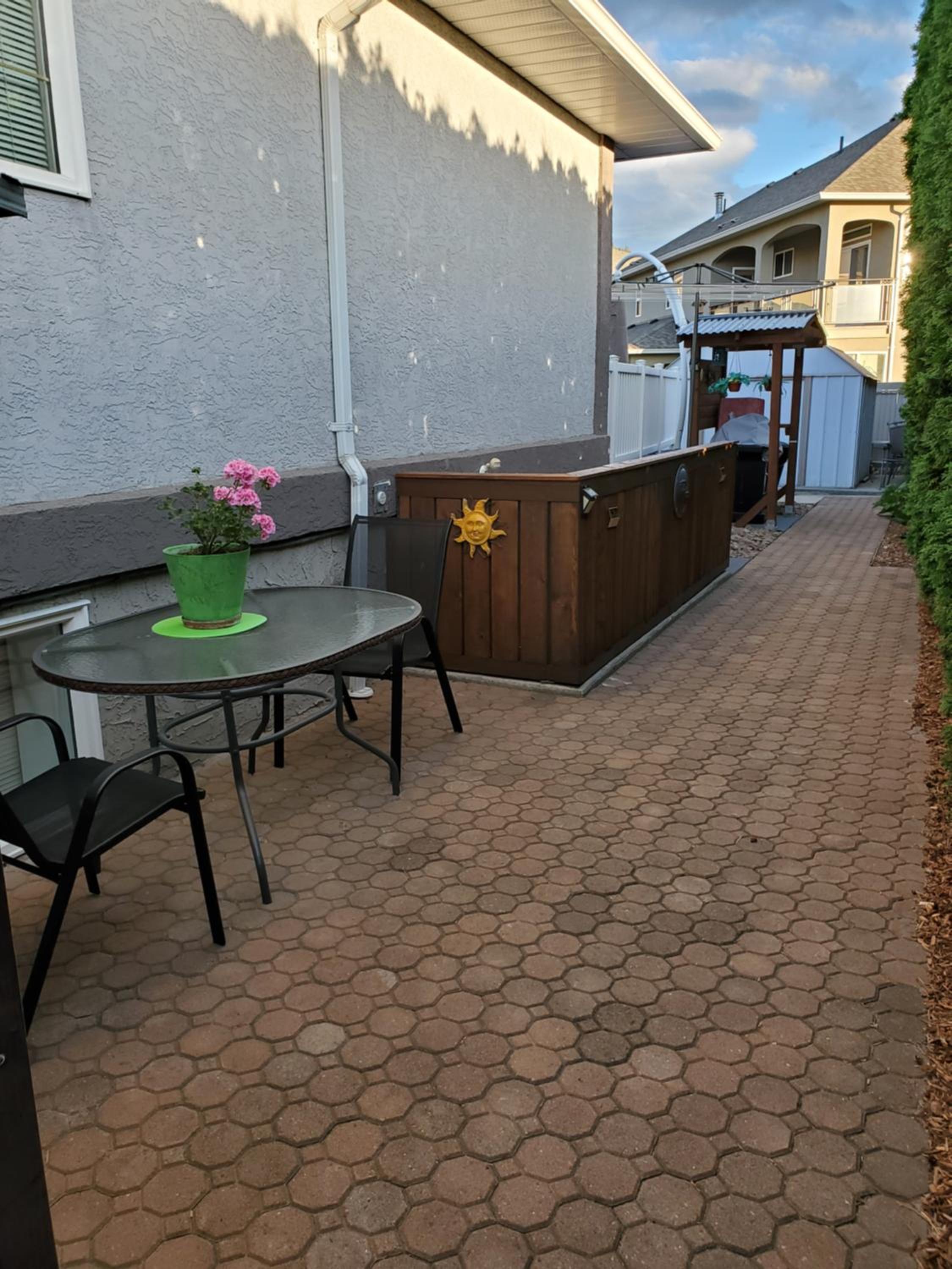 Comfy KING Bed, Large private Basement Suite, Smart TV in Penticton- city of PEACHES AND BEACHES