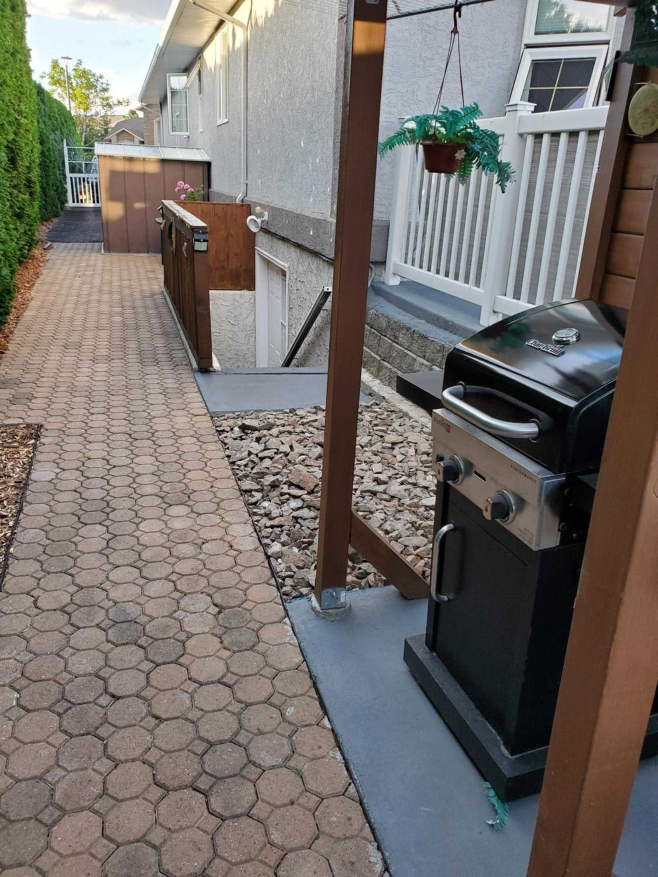 Comfy KING Bed, Large private Basement Suite, Smart TV in Penticton- city of PEACHES AND BEACHES