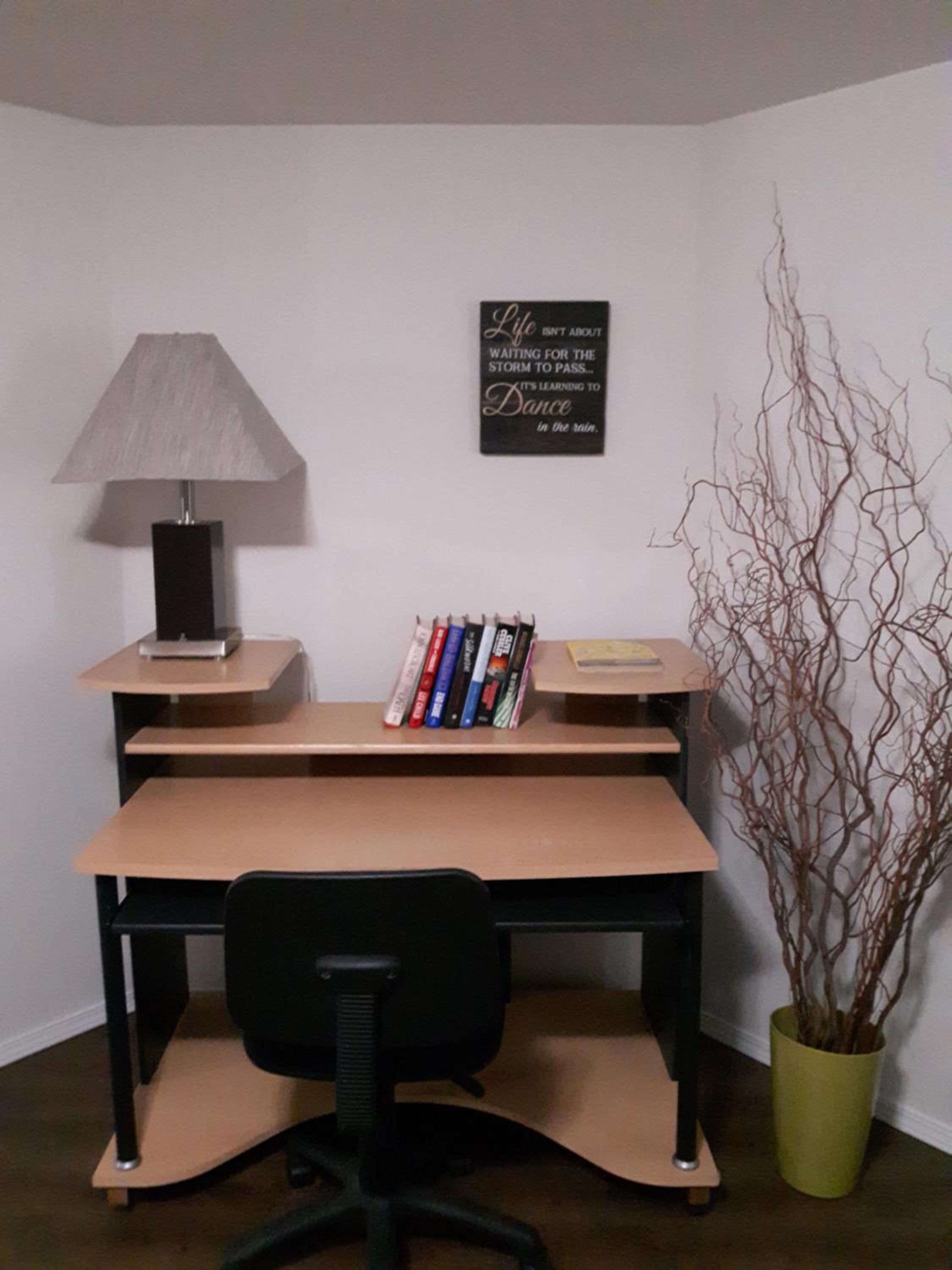 Comfy KING Bed, Large private Basement Suite, Smart TV in Penticton- city of PEACHES AND BEACHES