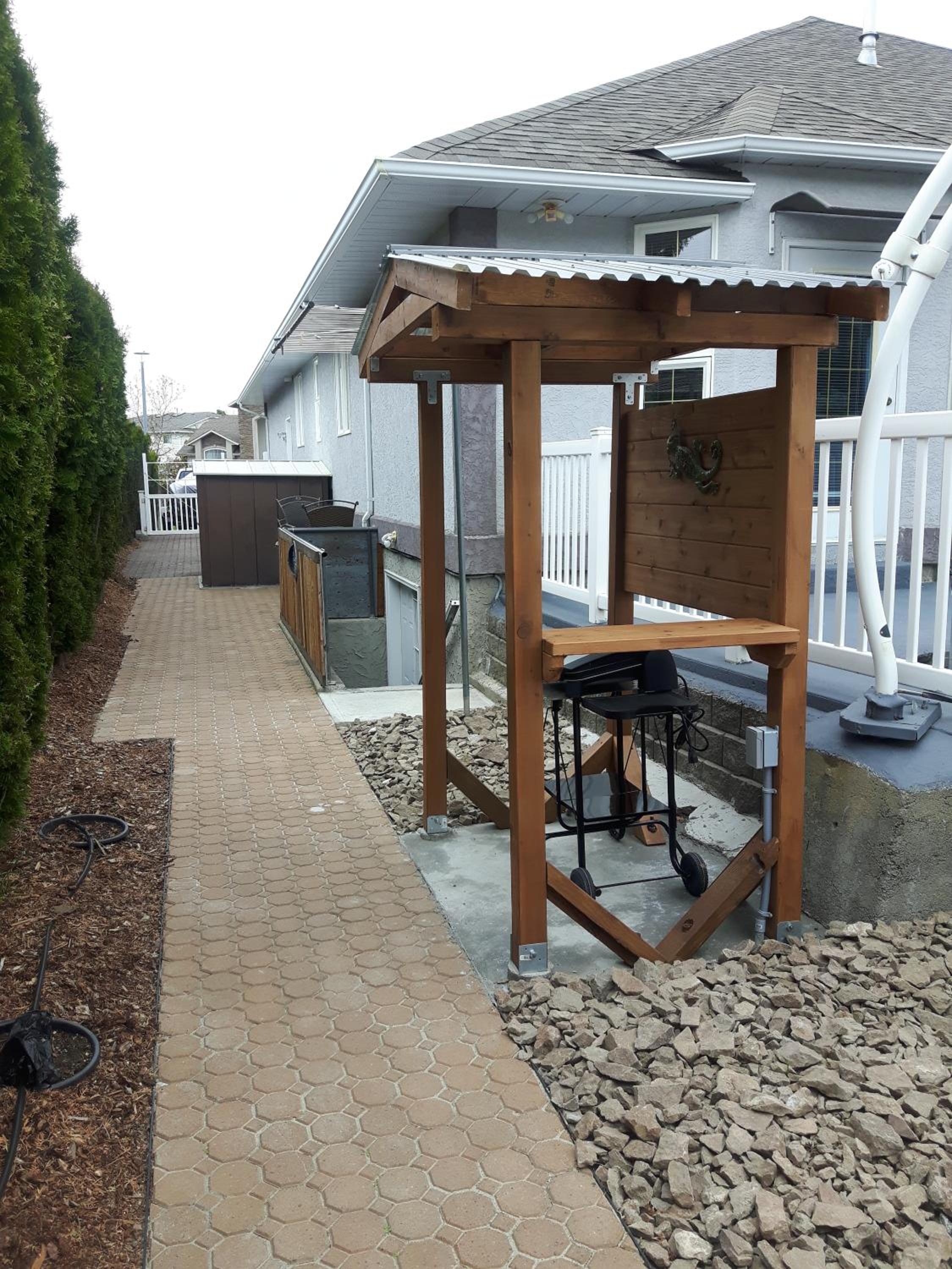 Comfy KING Bed, Large private Basement Suite, Smart TV in Penticton- city of PEACHES AND BEACHES