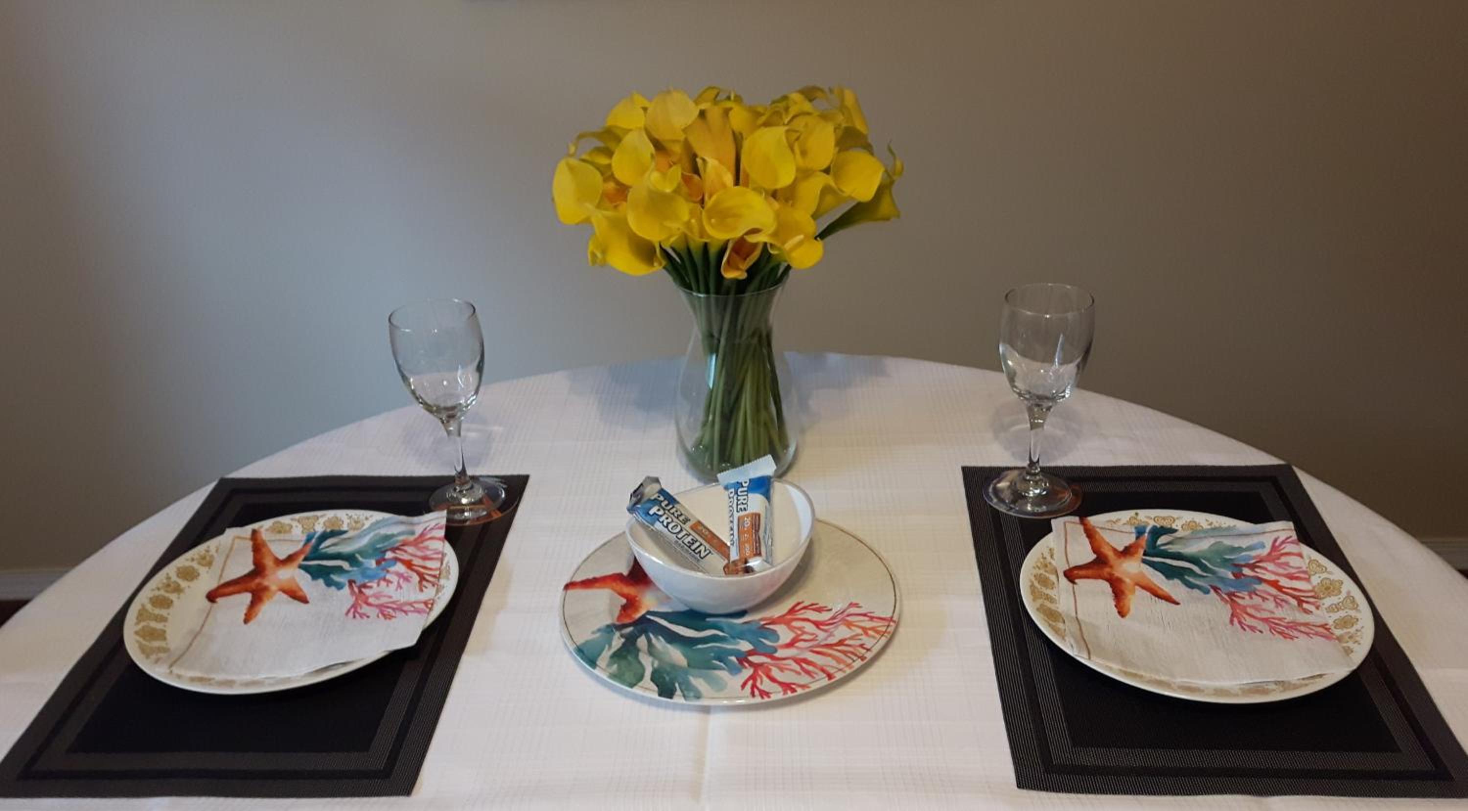 Comfy KING Bed, Large private Basement Suite, Smart TV in Penticton- city of PEACHES AND BEACHES