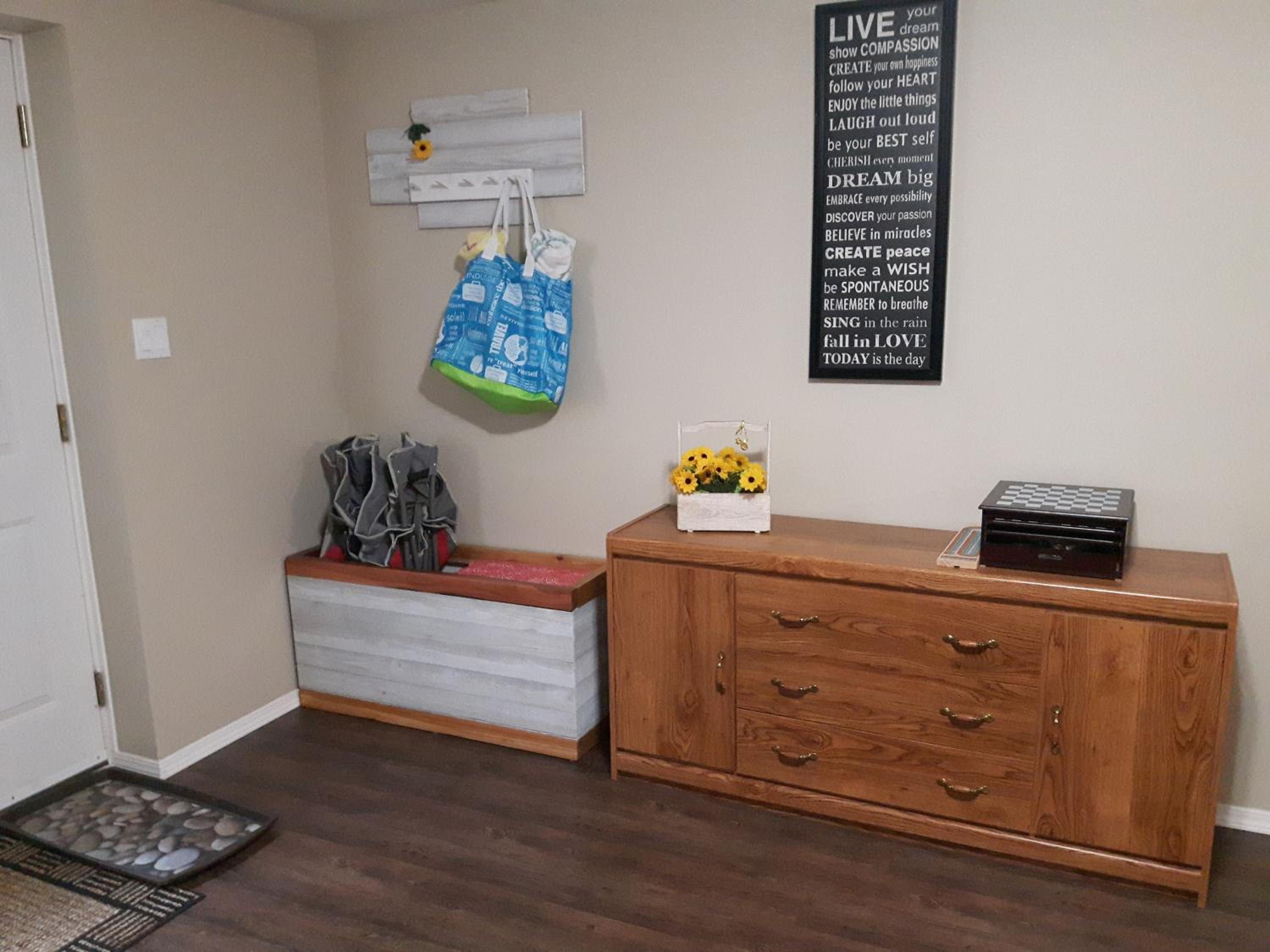 Comfy KING Bed, Large private Basement Suite, Smart TV in Penticton- city of PEACHES AND BEACHES