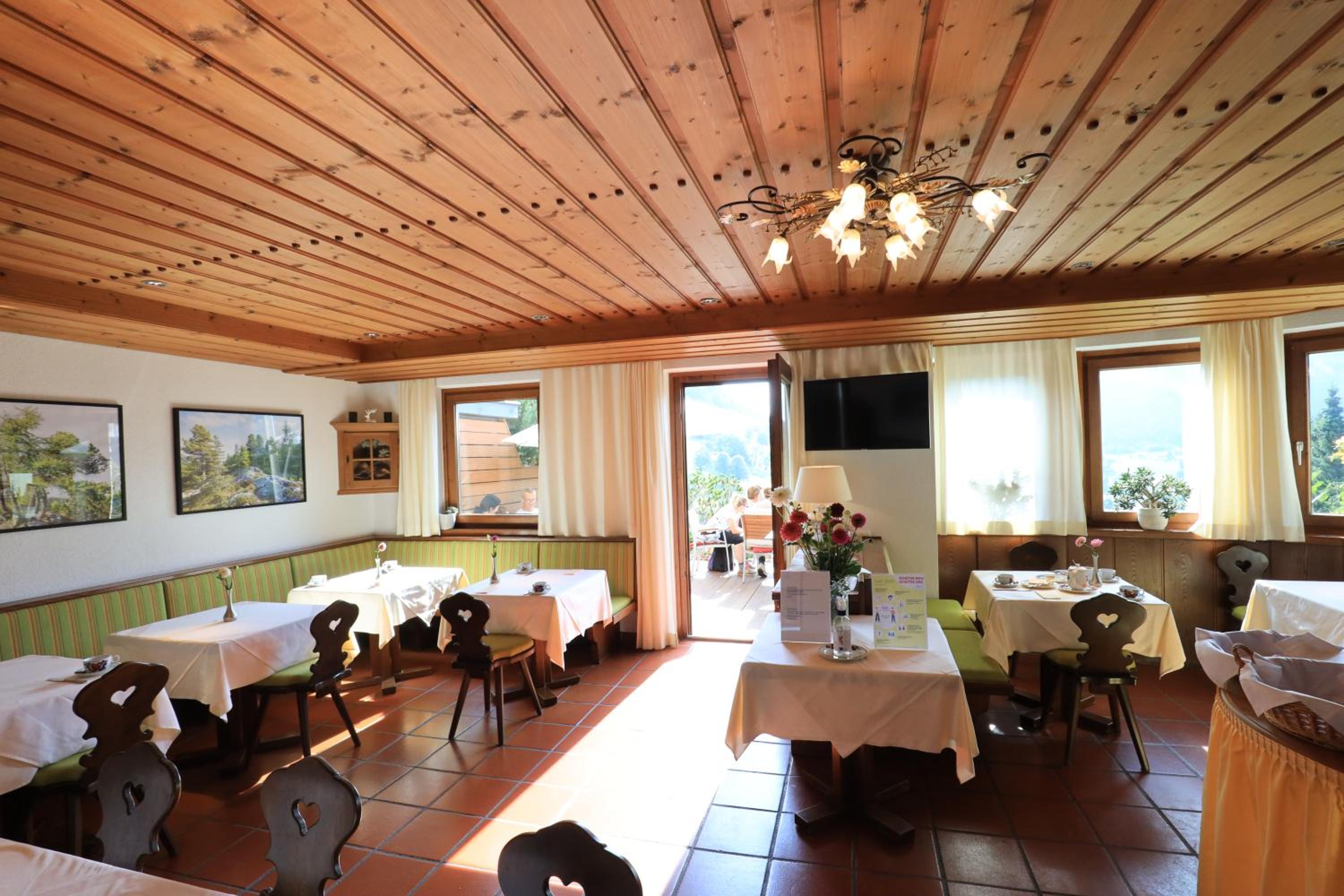 Pension & Appartements Ronacherhof -Mountain Hideaway Slopeside