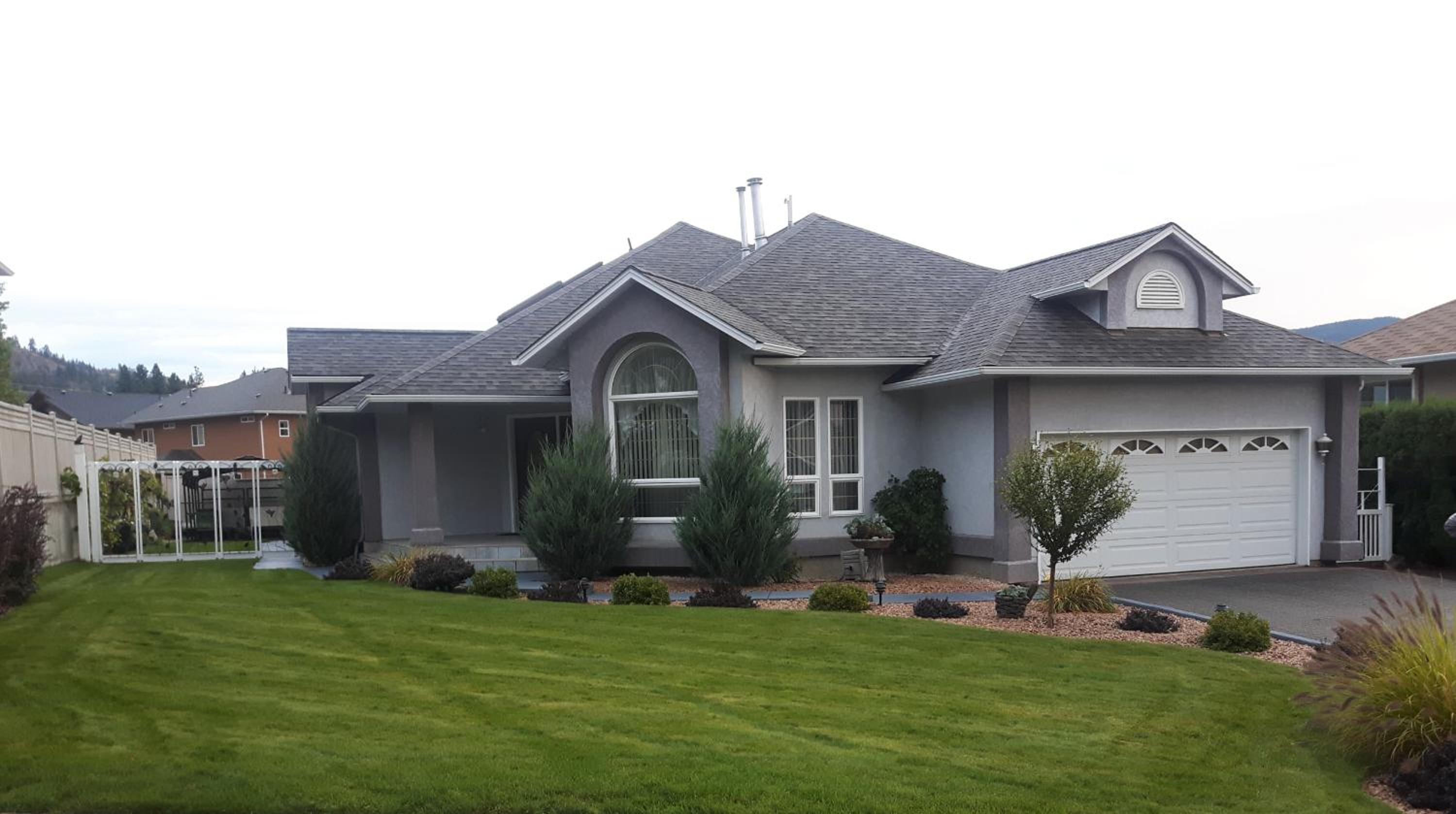 Comfy KING Bed, Large private Basement Suite, Smart TV in Penticton- city of PEACHES AND BEACHES