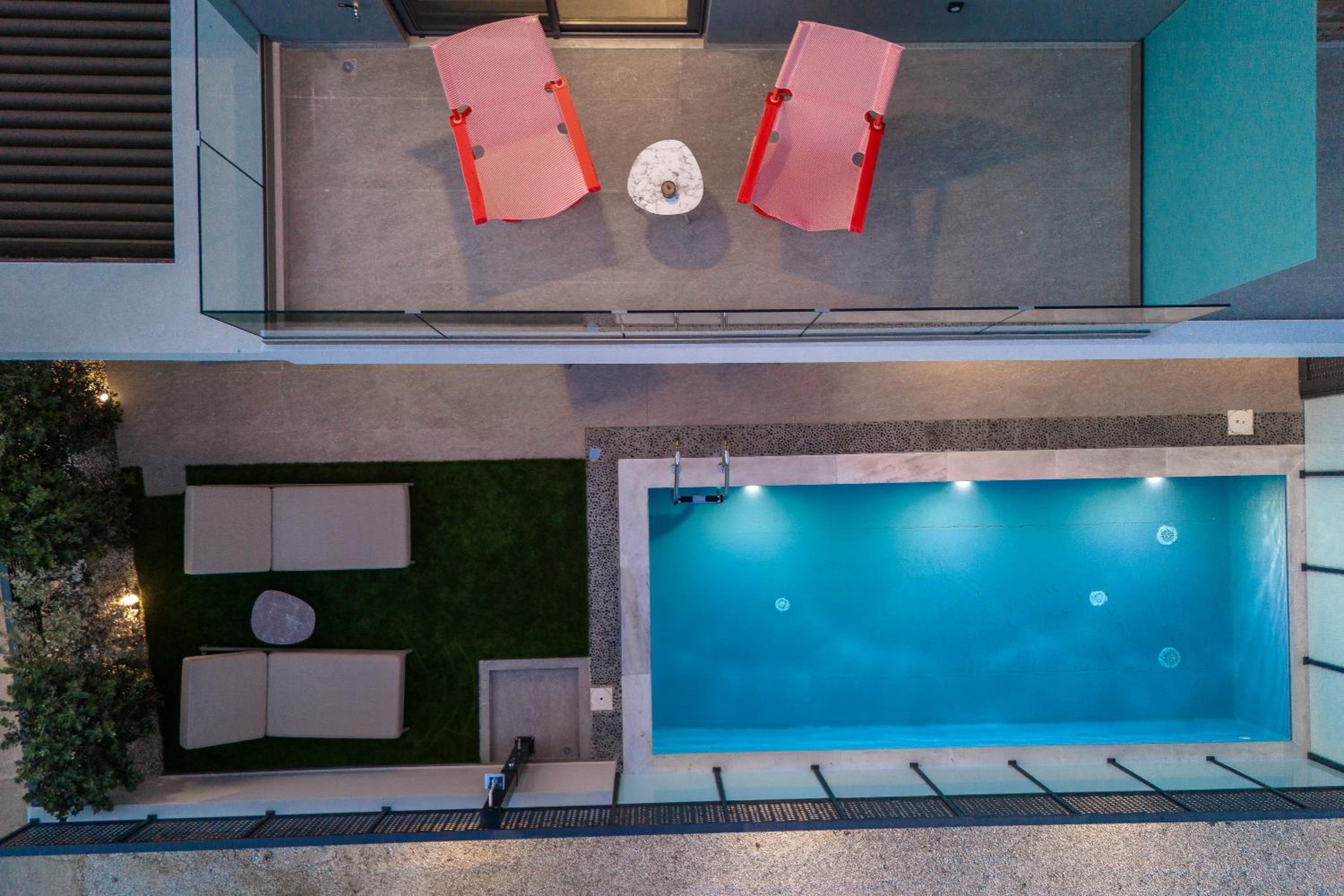 VillaSaints I Private Pool Villas, Walk to Beach, BBQ