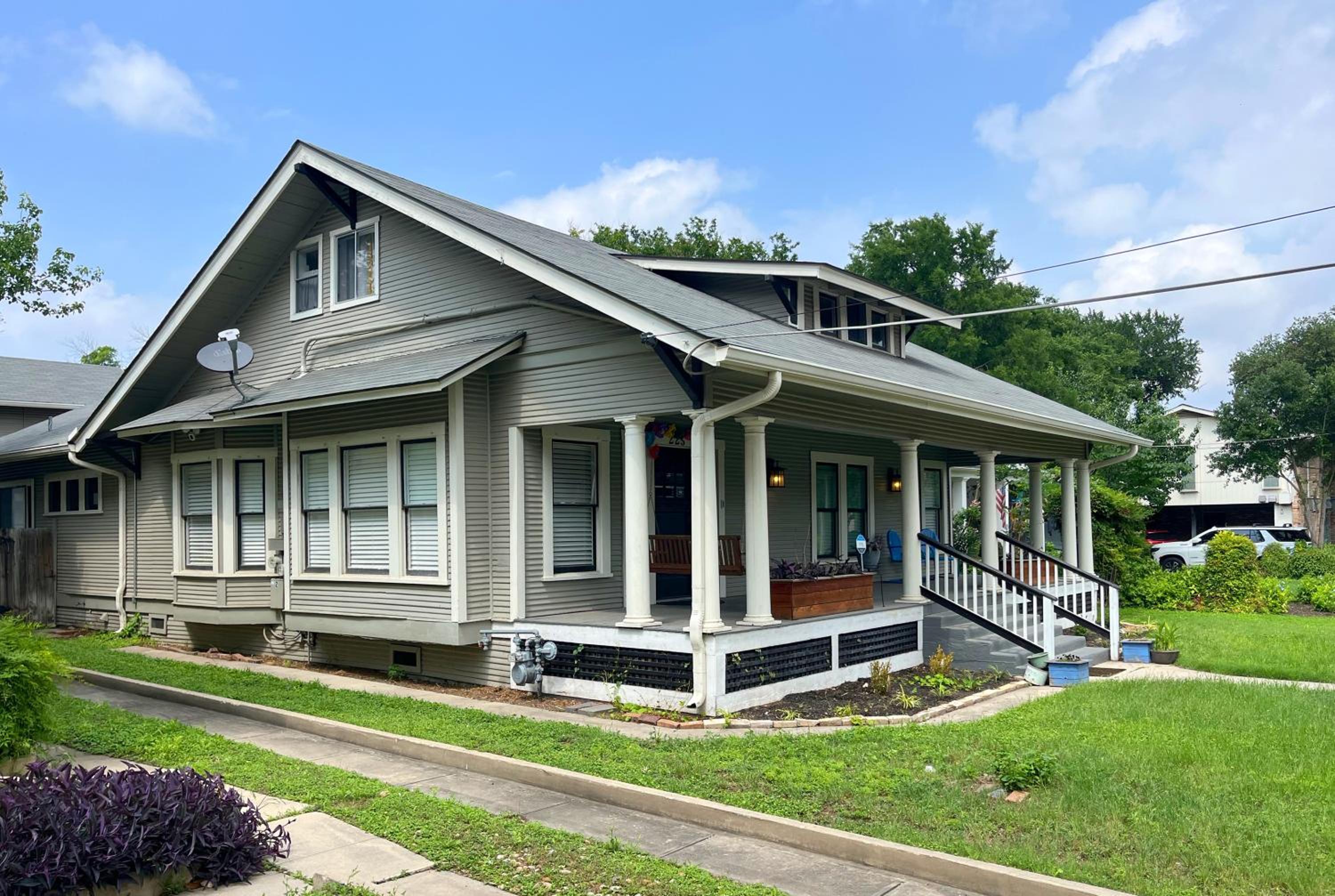 Historic 7BR Luxury with hot tub in the heart of town view 2