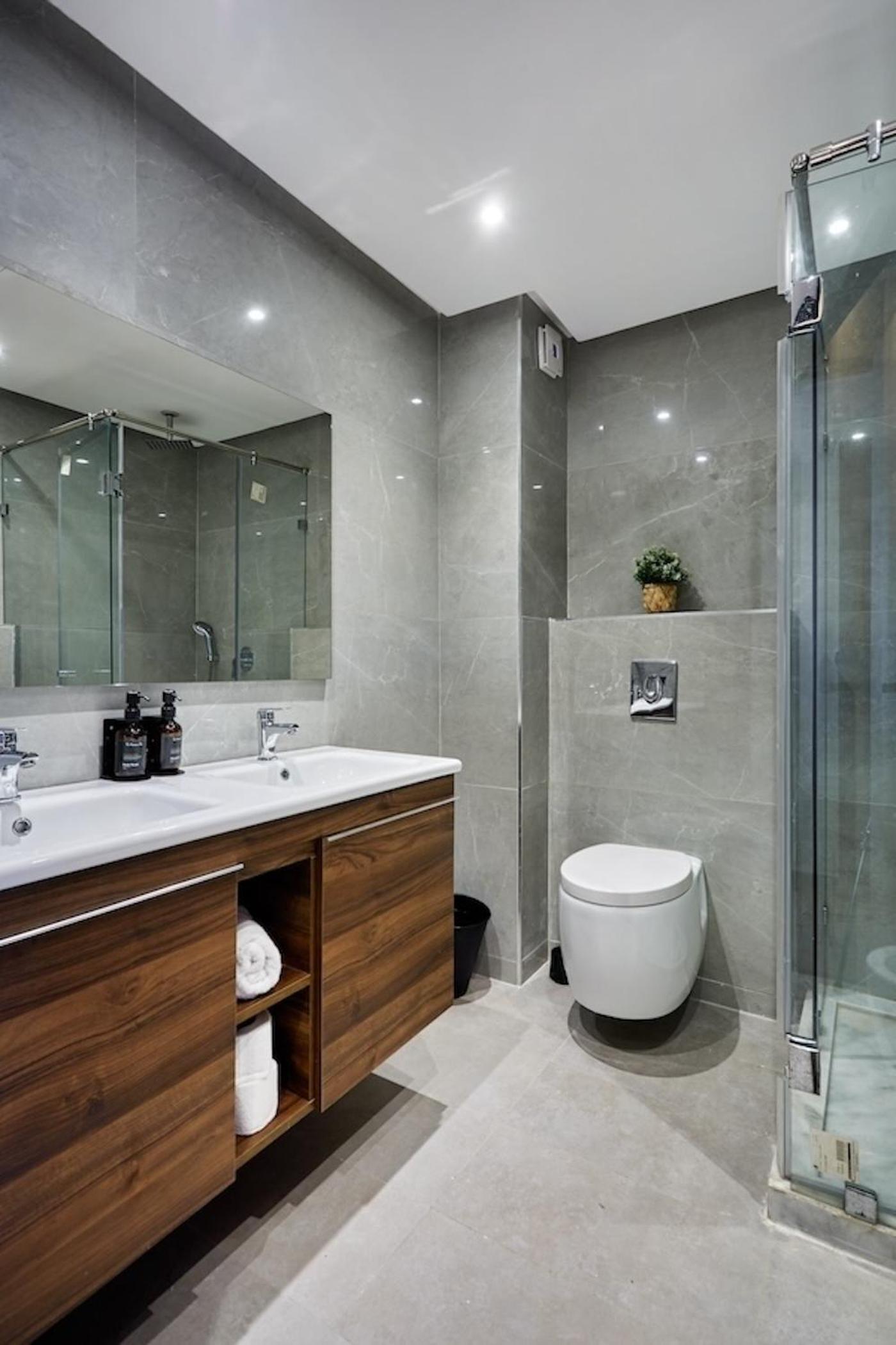 Your Home Away from Home 2 Bed Flat With Parking