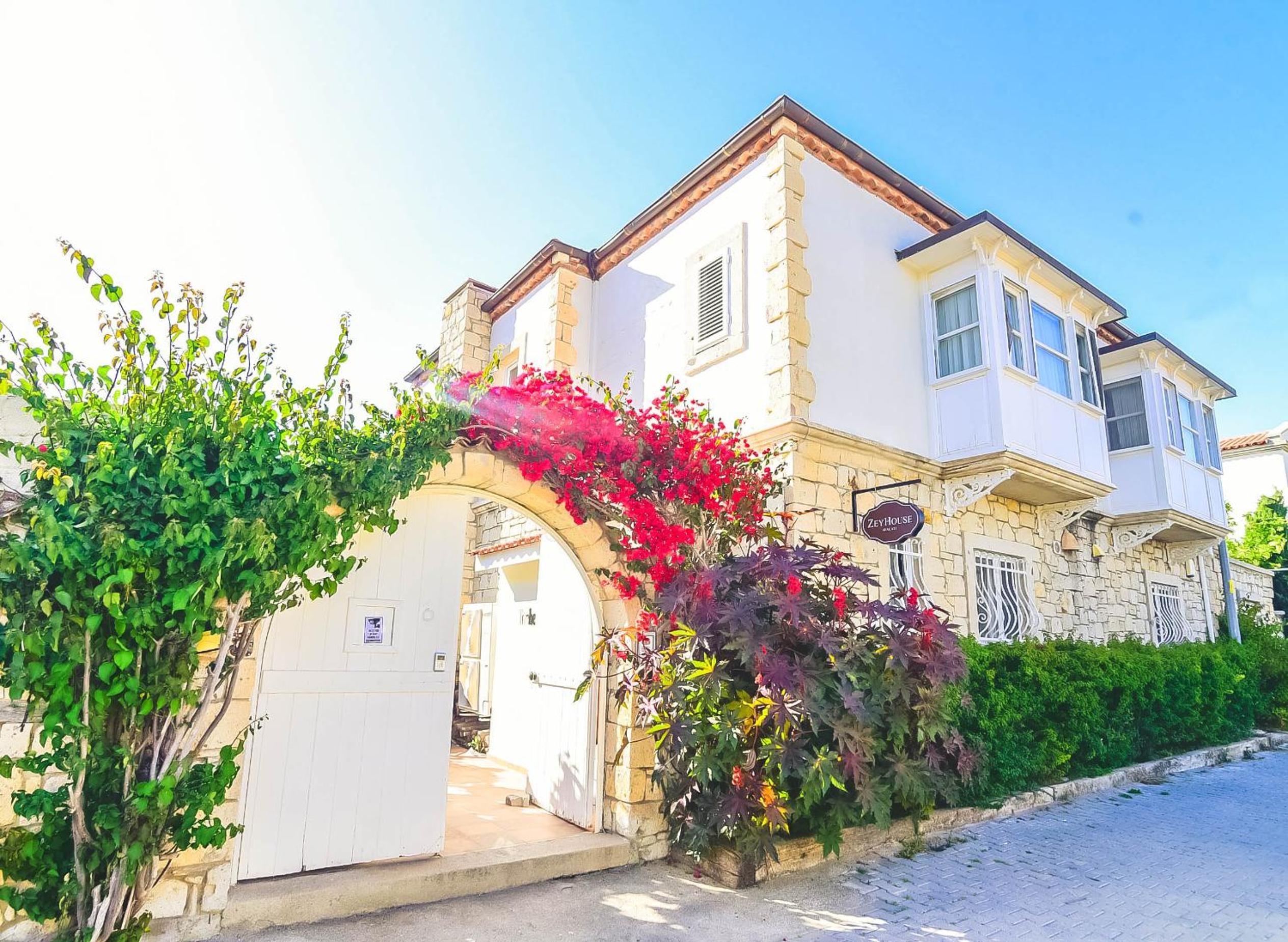 Hotel ZEYHOUSE ALAÇATI - Image 1