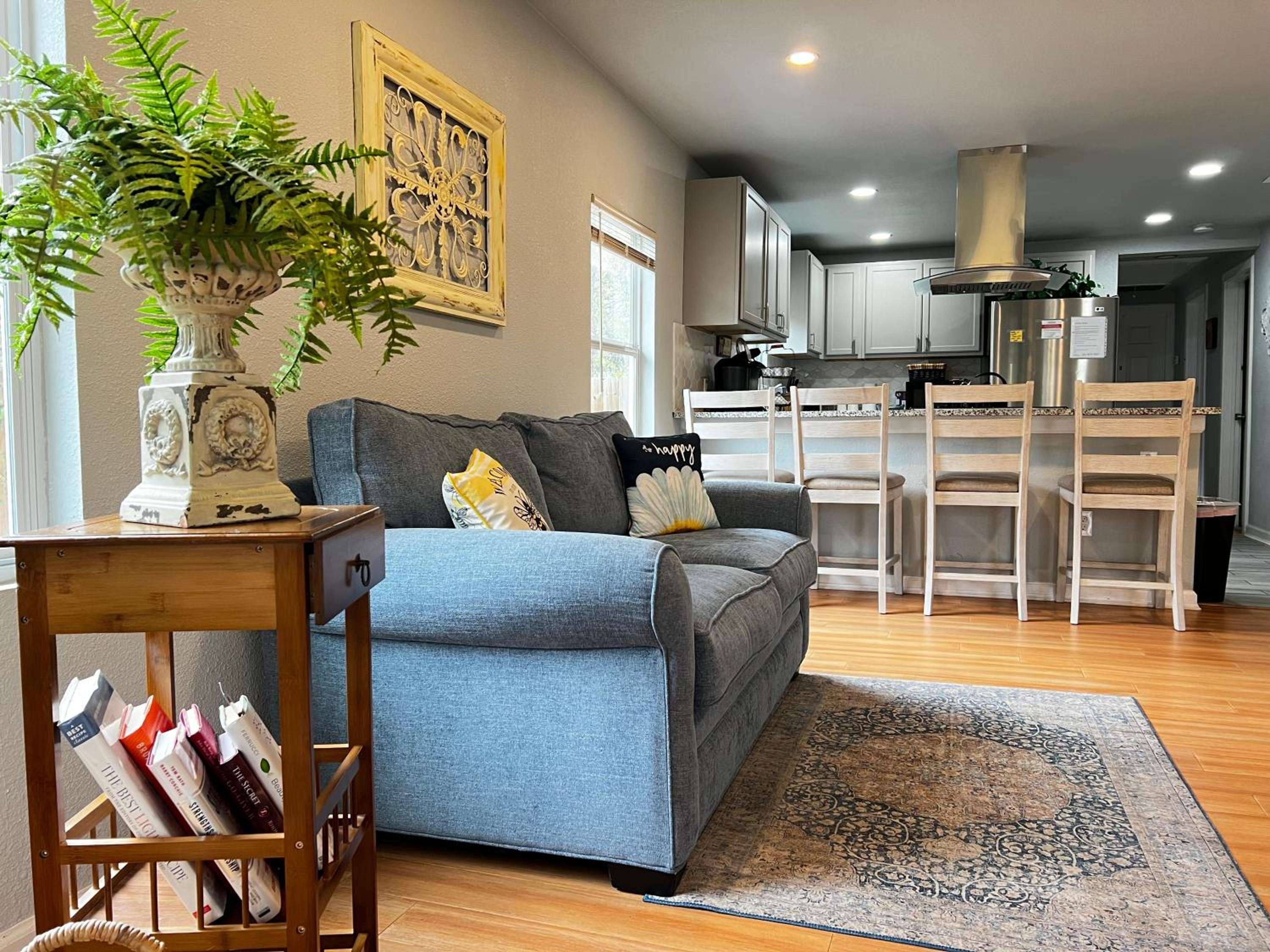 Boho Bliss- Cozy Private Room 2 Miles from Alamodome! view 2