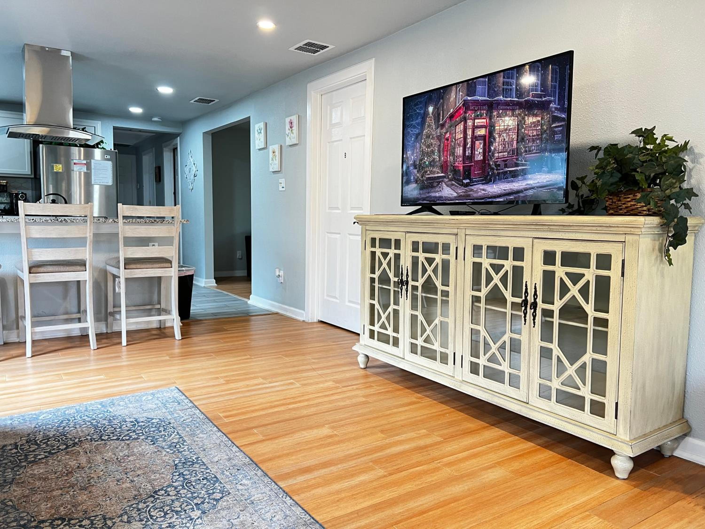 Boho Bliss- Cozy Private Room 2 Miles from Alamodome! view 3