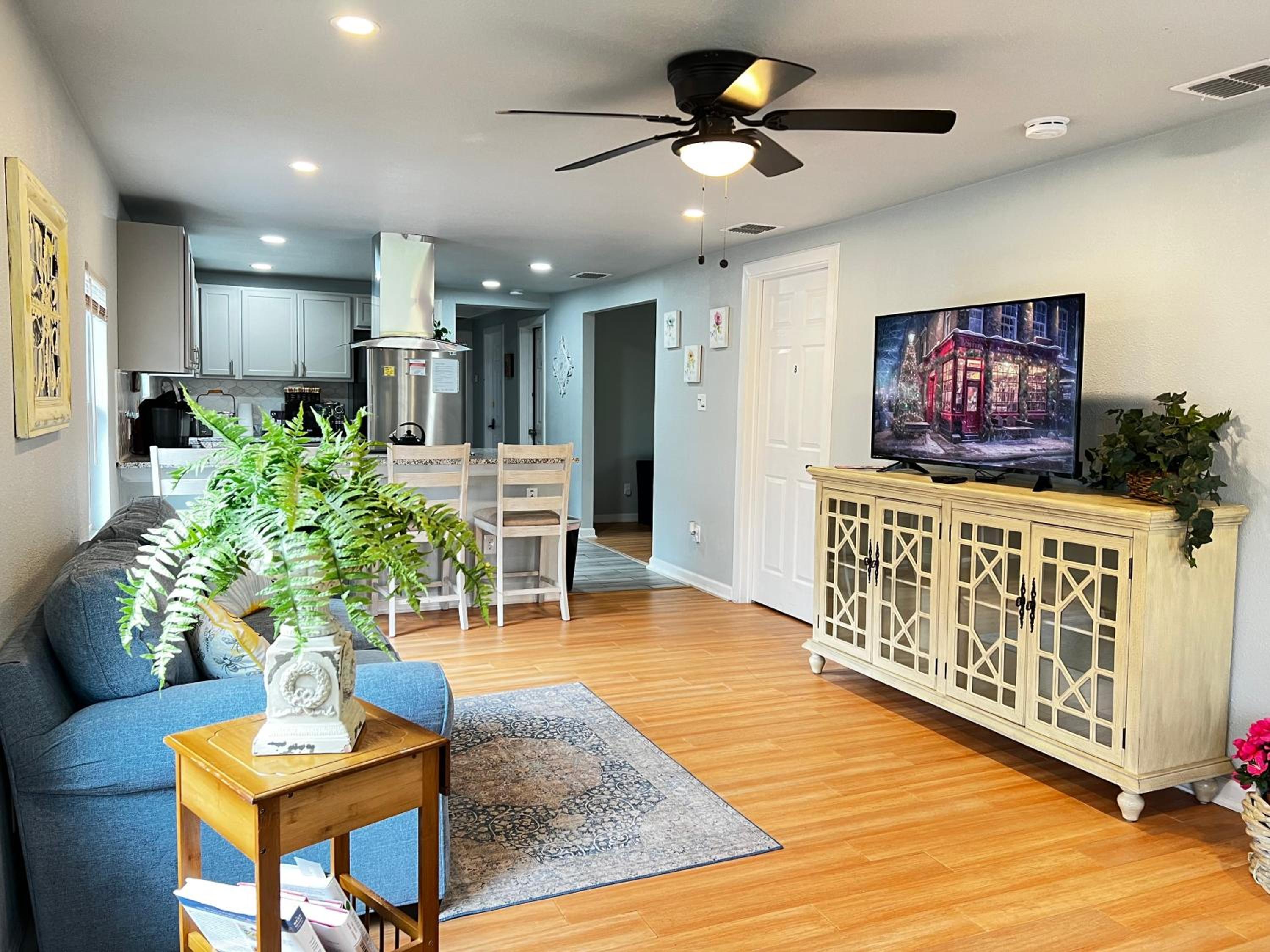 Boho Bliss- Cozy Private Room 2 Miles from Alamodome! view 5