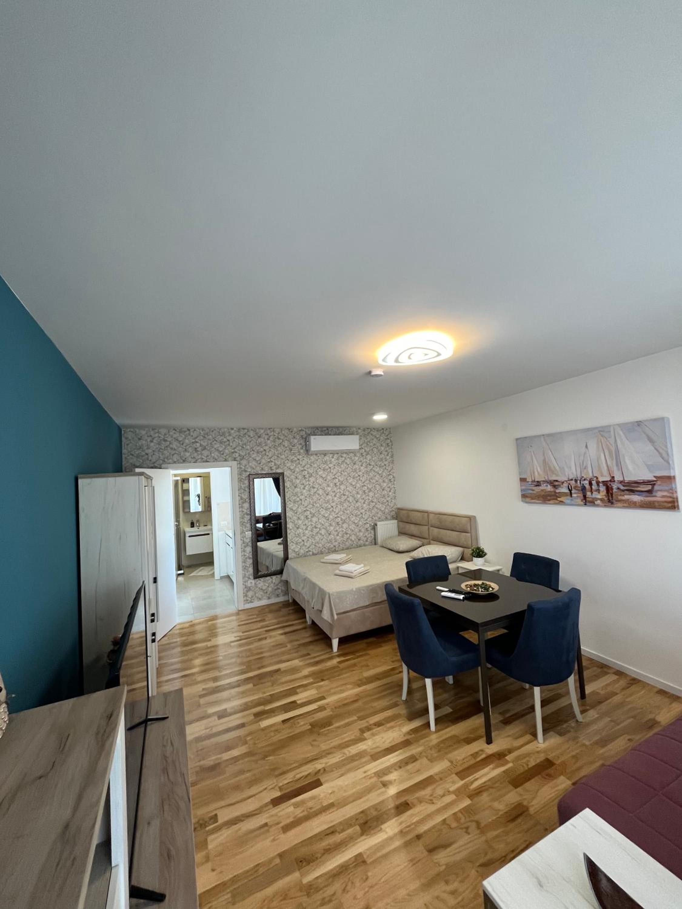 Lux apartment 10 center, free parking view 3