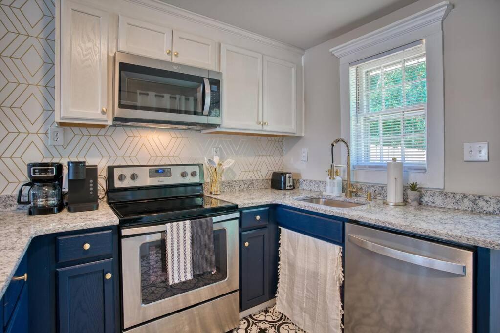 Wilmington Vacations - Castle Street Retreat - Glamorous Getaway - Property Image 1