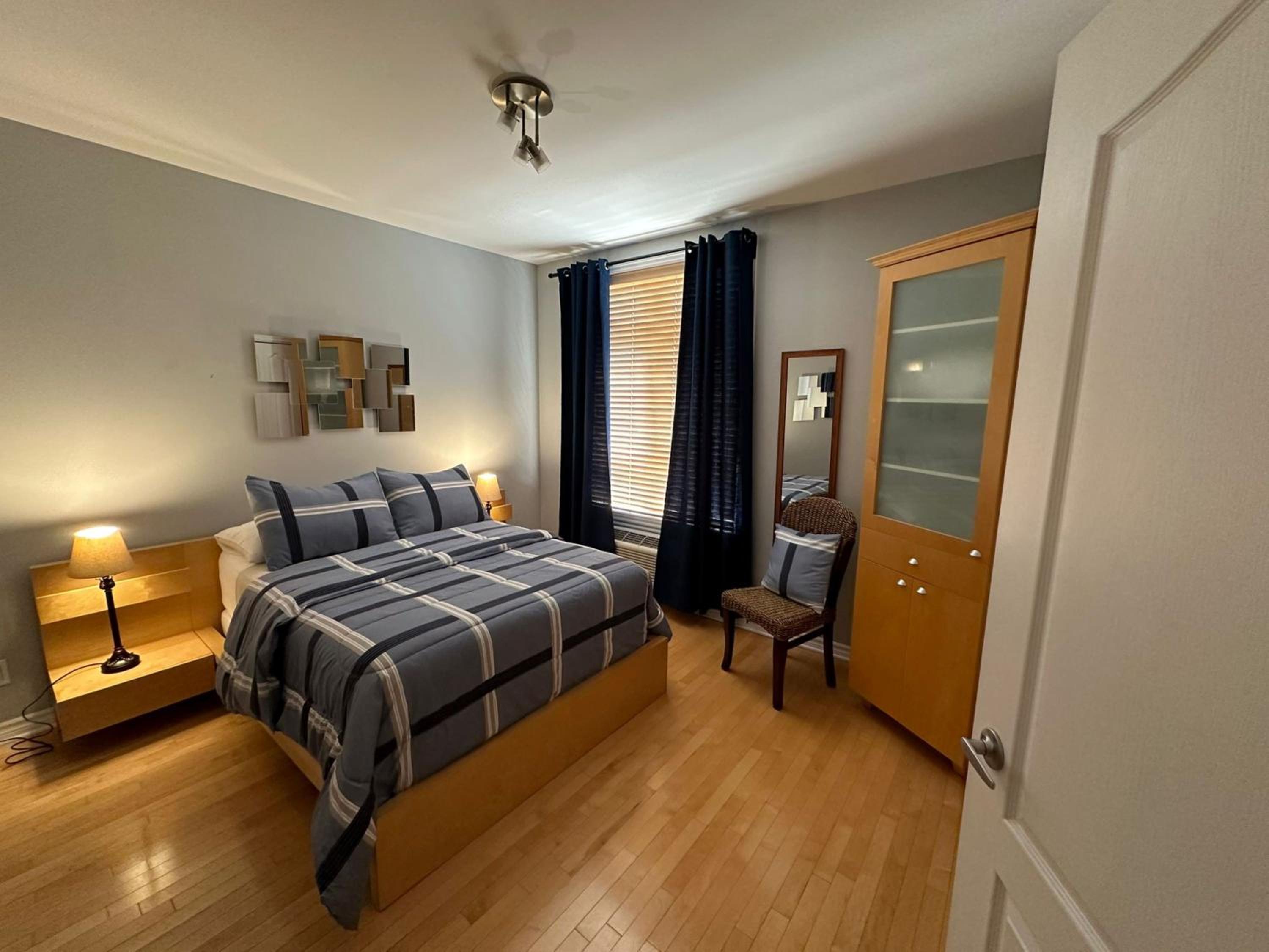 ApartHotelMontreal by Les Terrasses Saint Urbain 2225I2