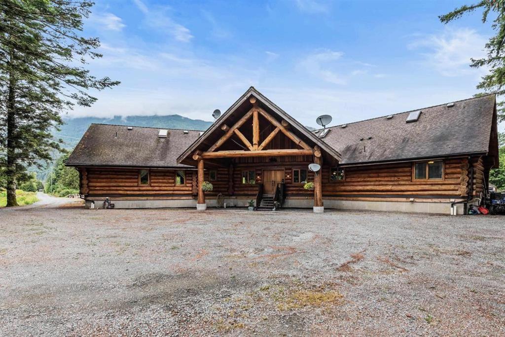 Opulent Oaks Chalet