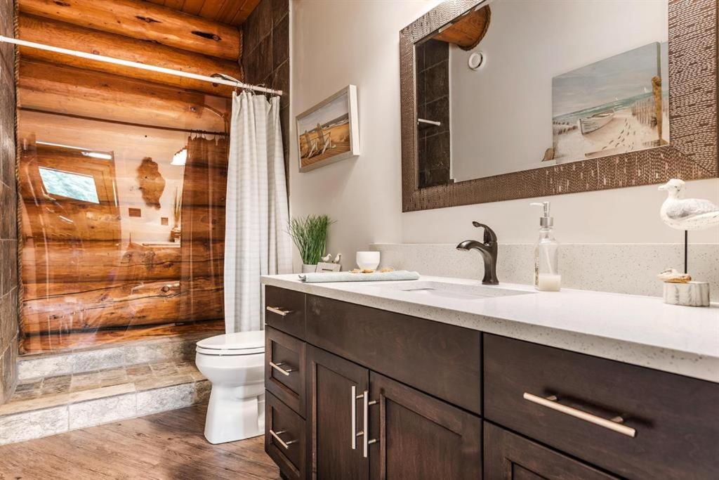 Opulent Oaks Chalet