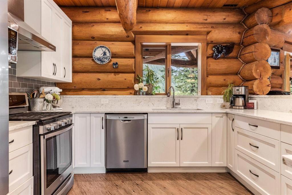 Opulent Oaks Chalet