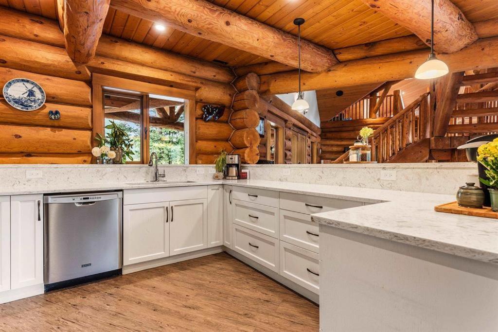Opulent Oaks Chalet