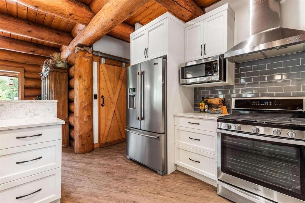 Opulent Oaks Chalet