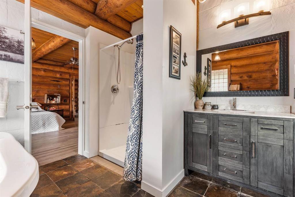 Opulent Oaks Chalet