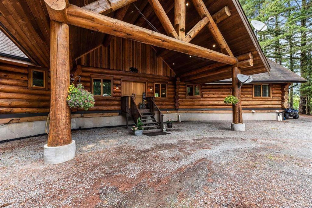 Opulent Oaks Chalet