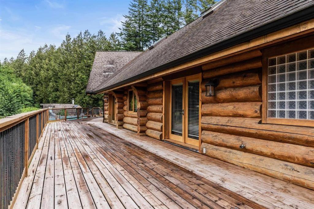 Opulent Oaks Chalet