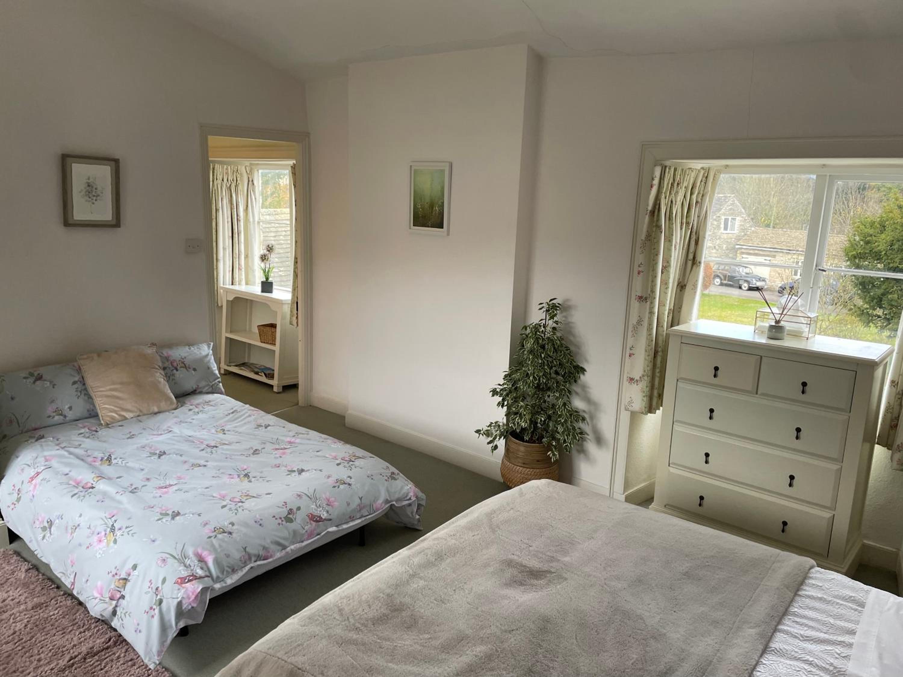 Cupcake Cottage: Quintessential Cotswold Cottage