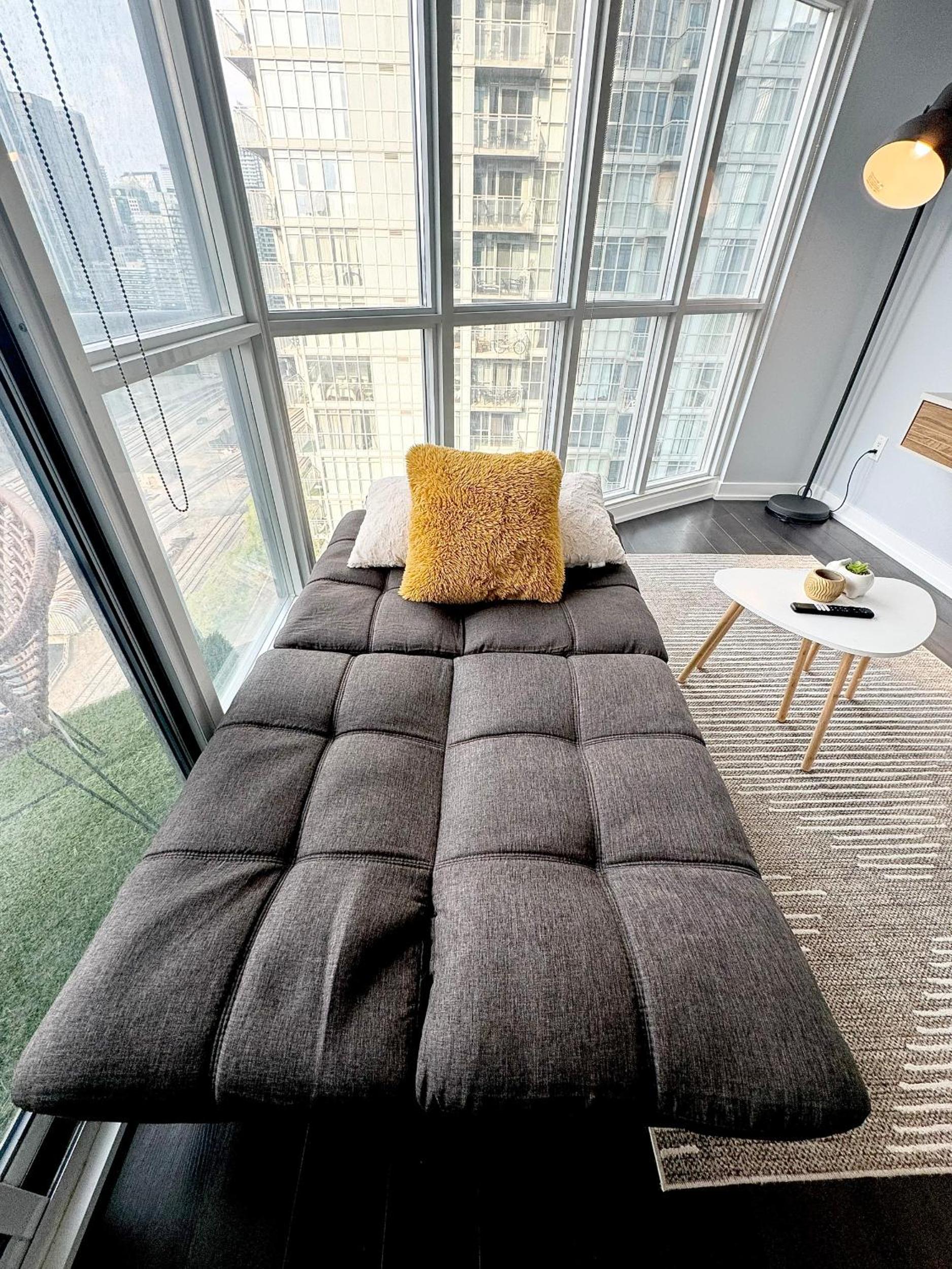 Fully furnished Lux 1bed condo