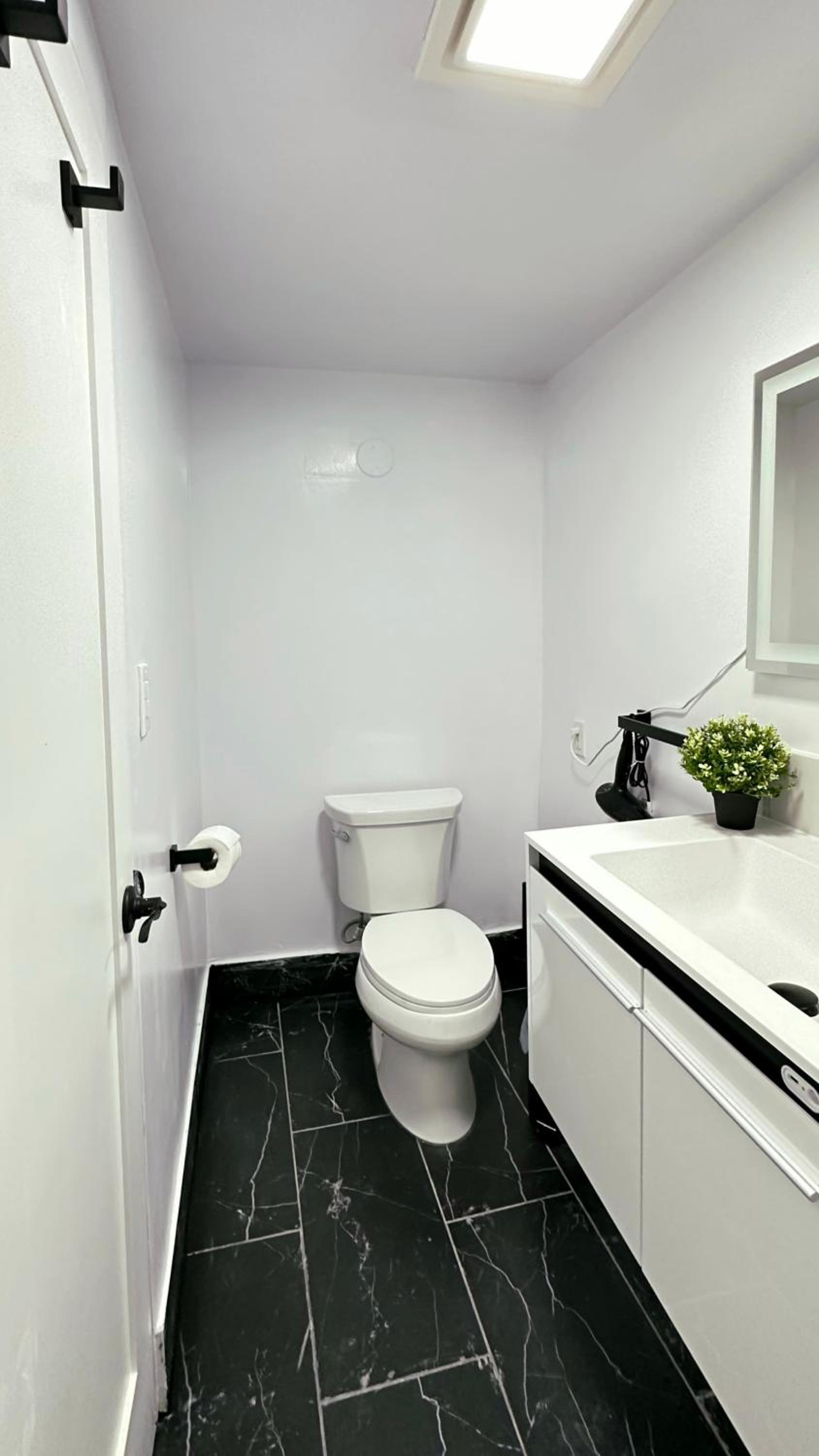 Modern Studio Stylish &Cozy Back Unit